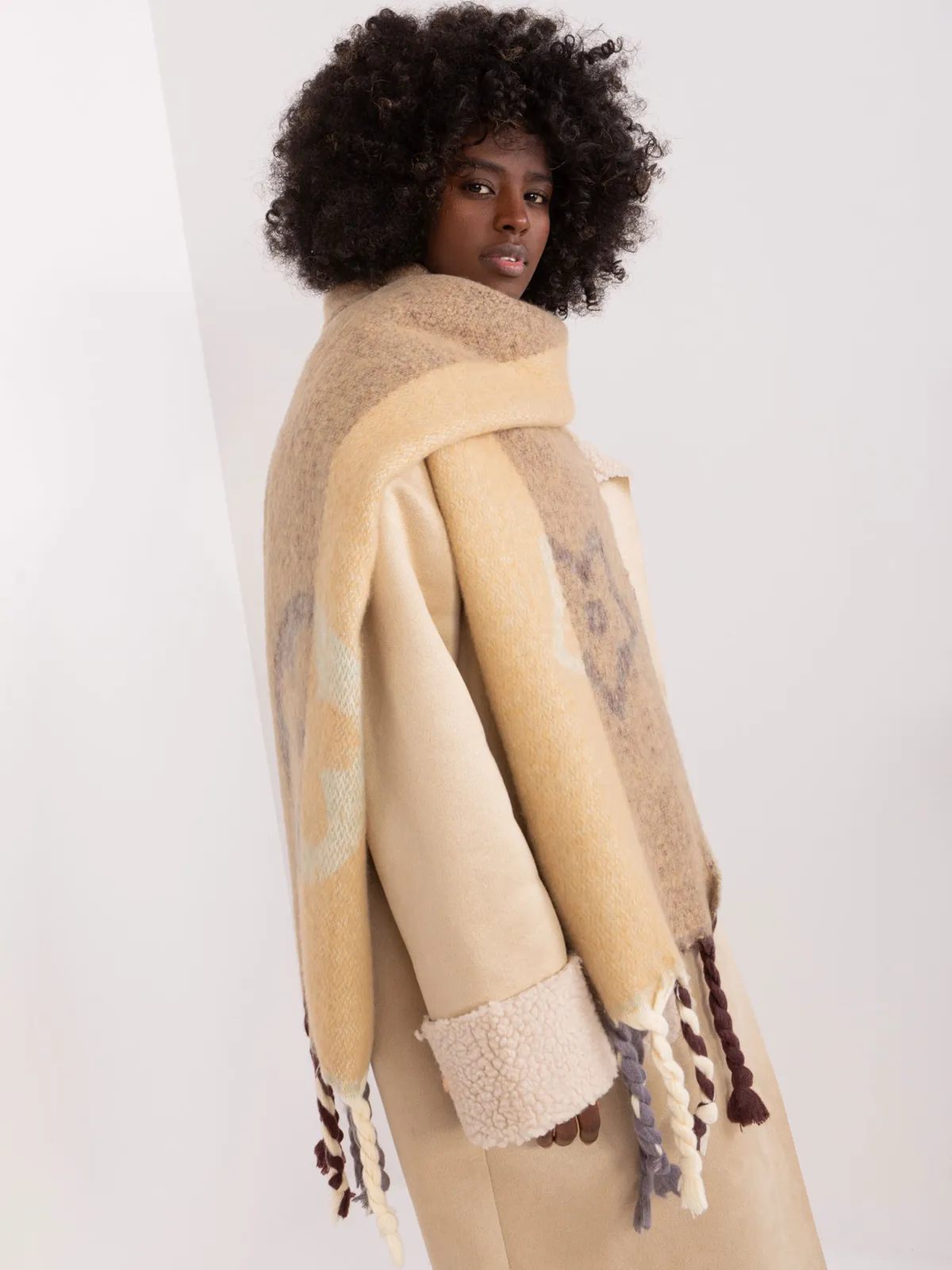 Oversize szalik z frędzlami w motyw gwiazd - zdjęcie 1