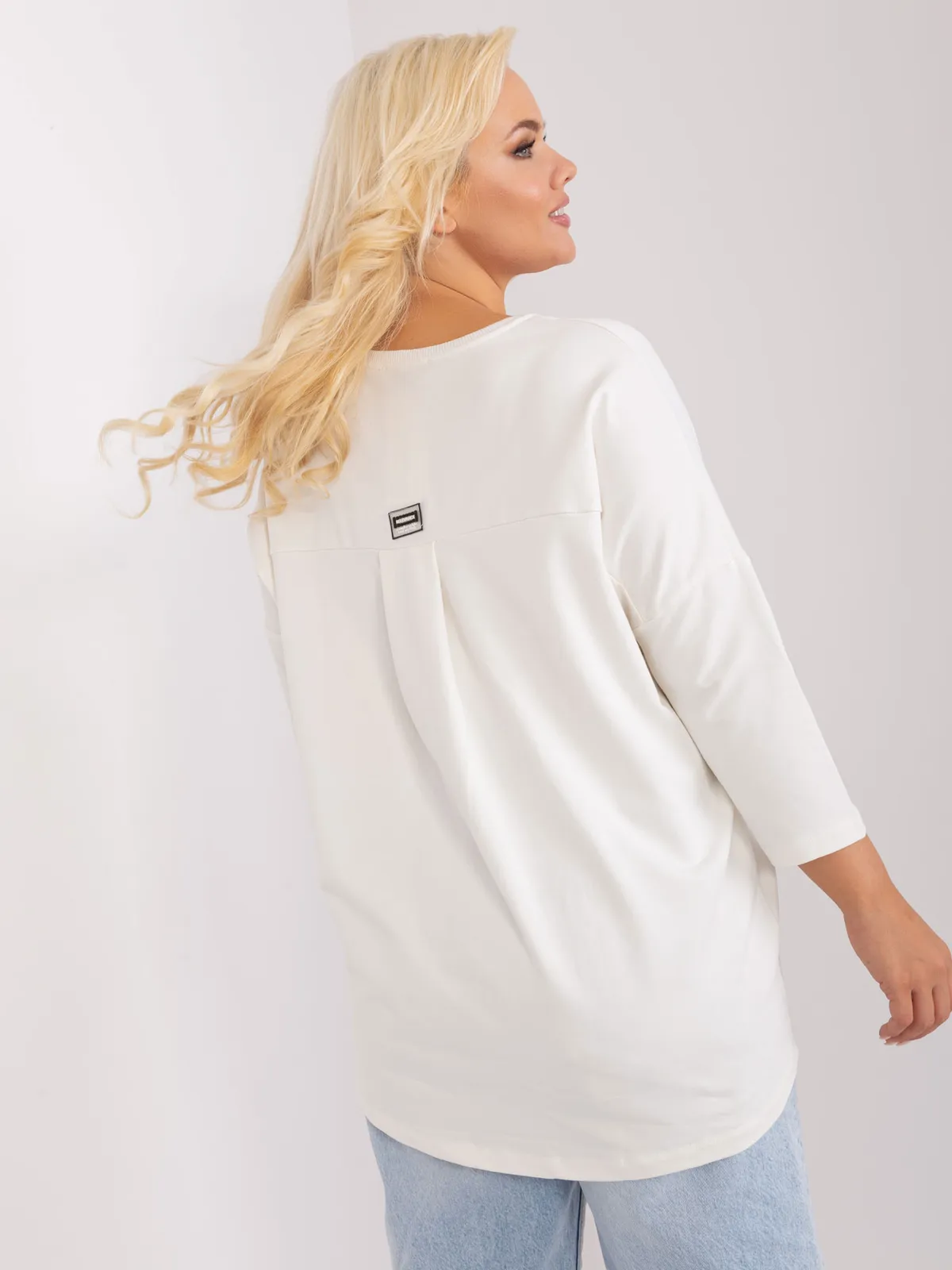 Kobaltowa bluzka plus size z okrągłym dekoltem - zdjęcie 3