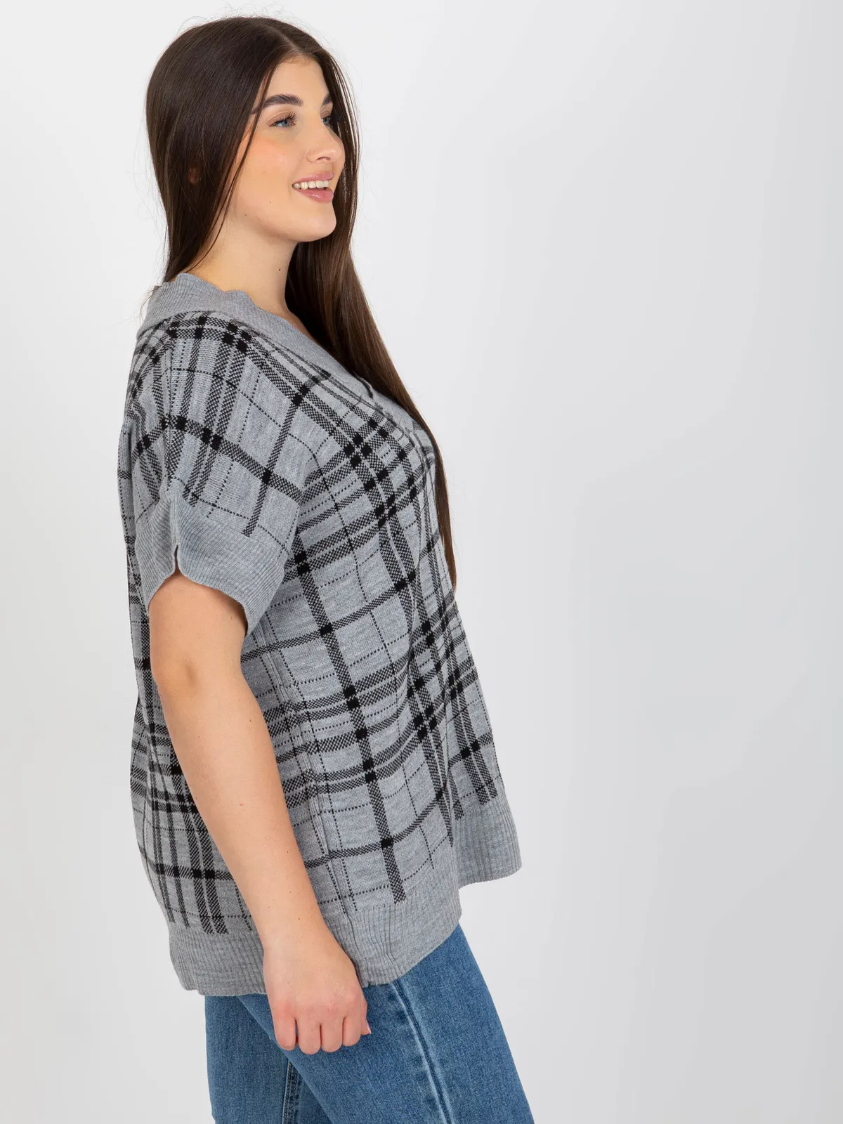 Szara dzianinowa kamizelka plus size z dekoltem V - zdjęcie 4