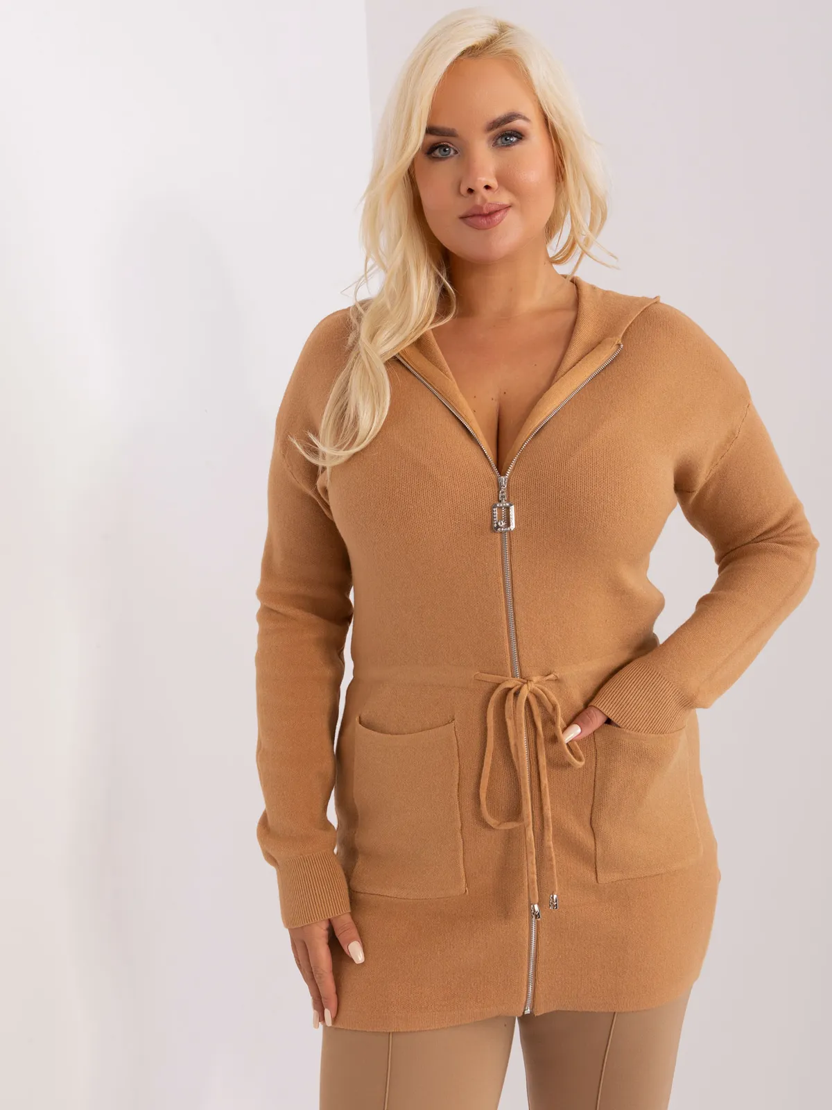 Szary długi sweter plus size z suwakiem - zdjęcie 3
