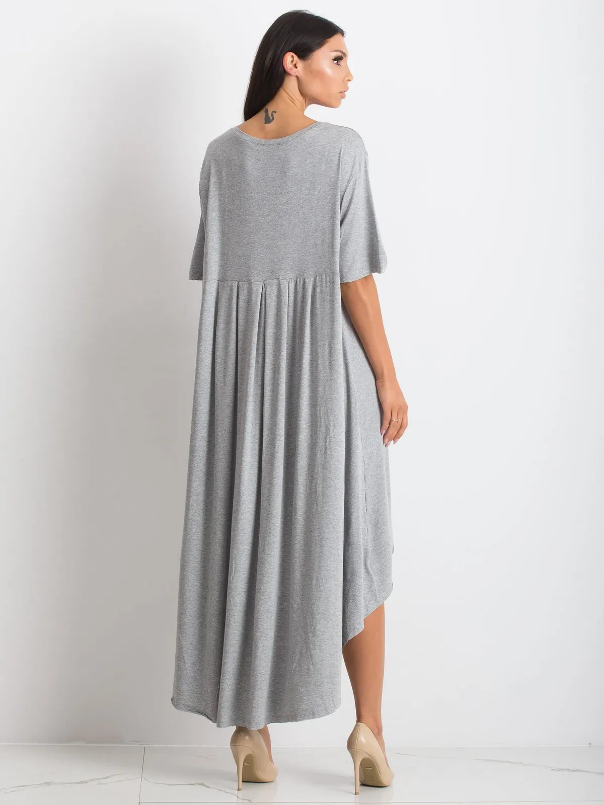 Szara sukienka oversize - zdjęcie 3