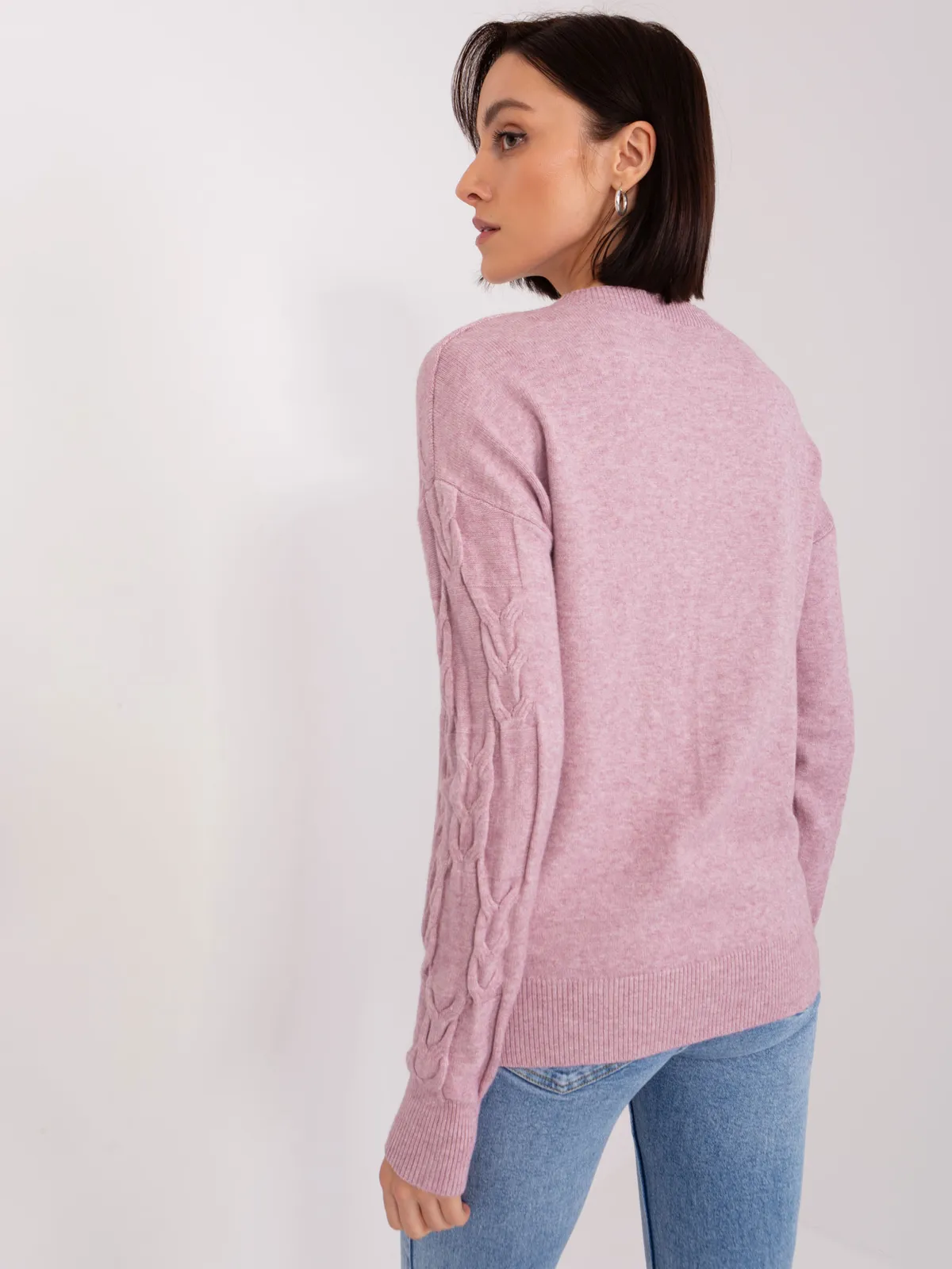 Granatowy sweter z warkoczami o luźnym kroju - zdjęcie 4