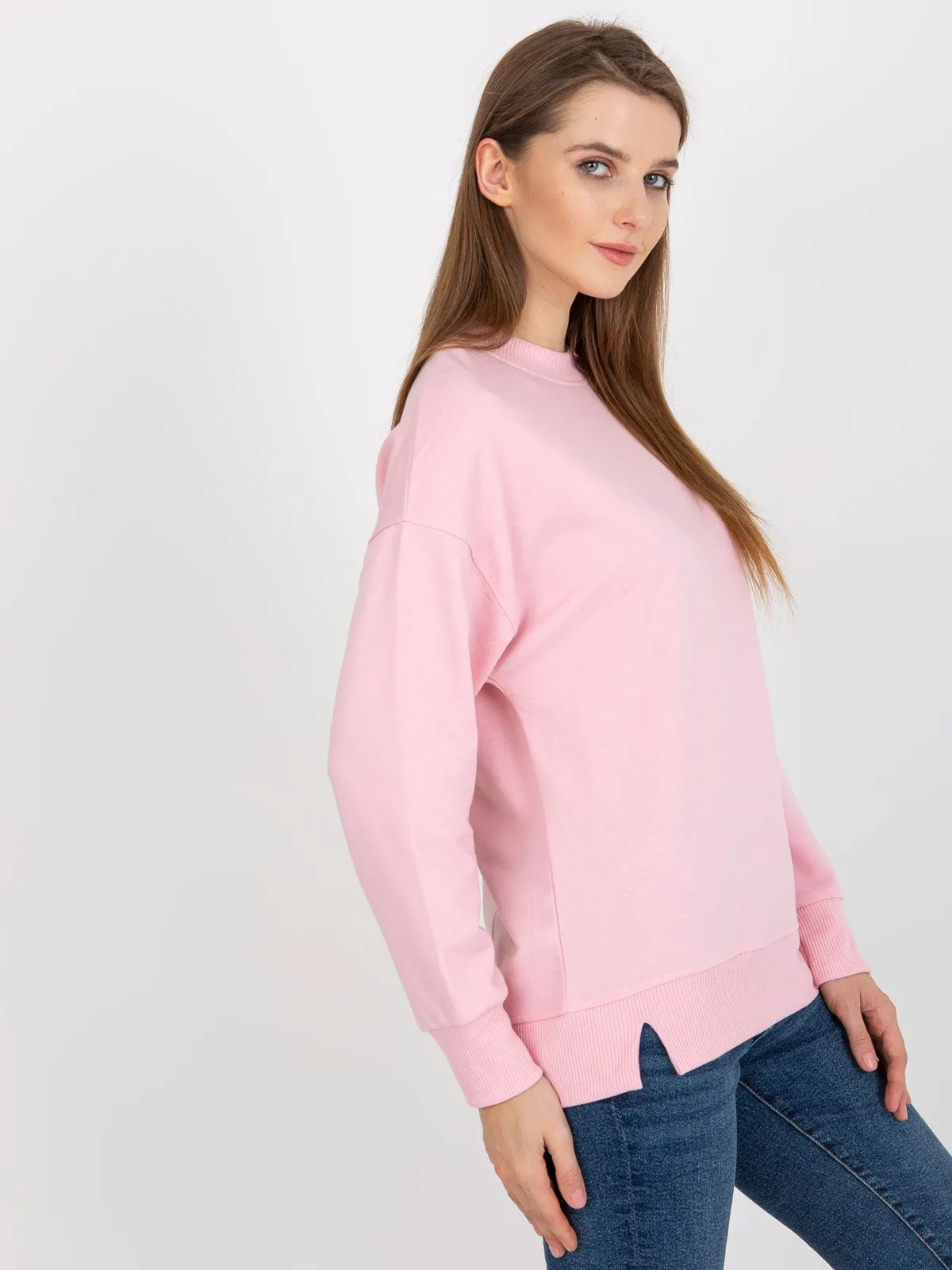 Jasnoróżowa bluza basic bez kaptura z rozcięciami - zdjęcie 2