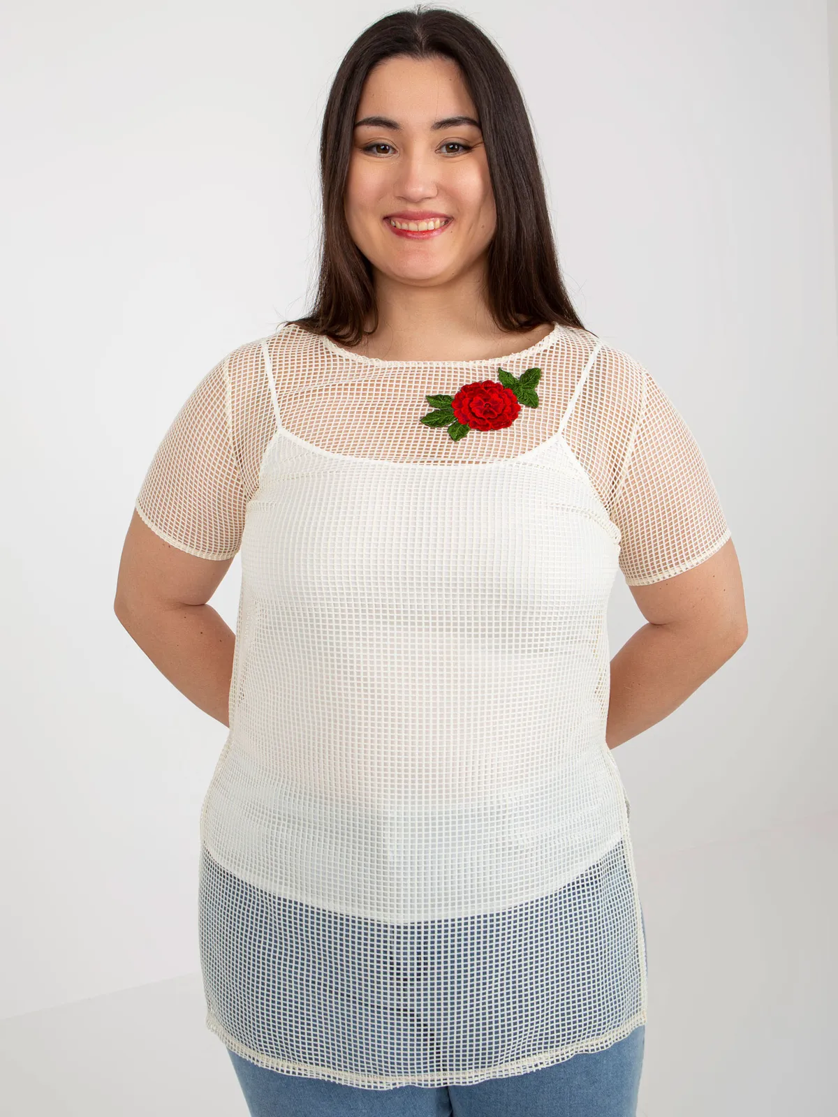 Jasnobeżowa dwuczęściowa bluzka plus size z naszywką - zdjęcie 5