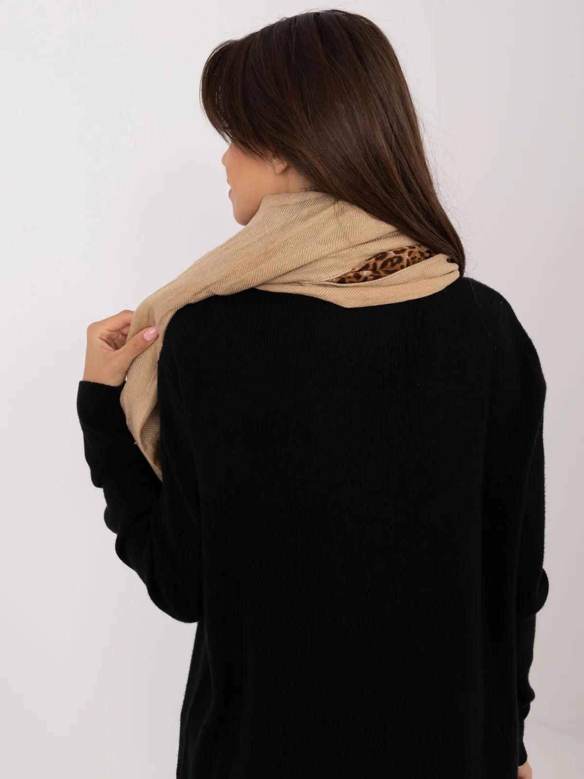 Długi szal z frędzlami i zwierzęcym motywem - zdjęcie 1