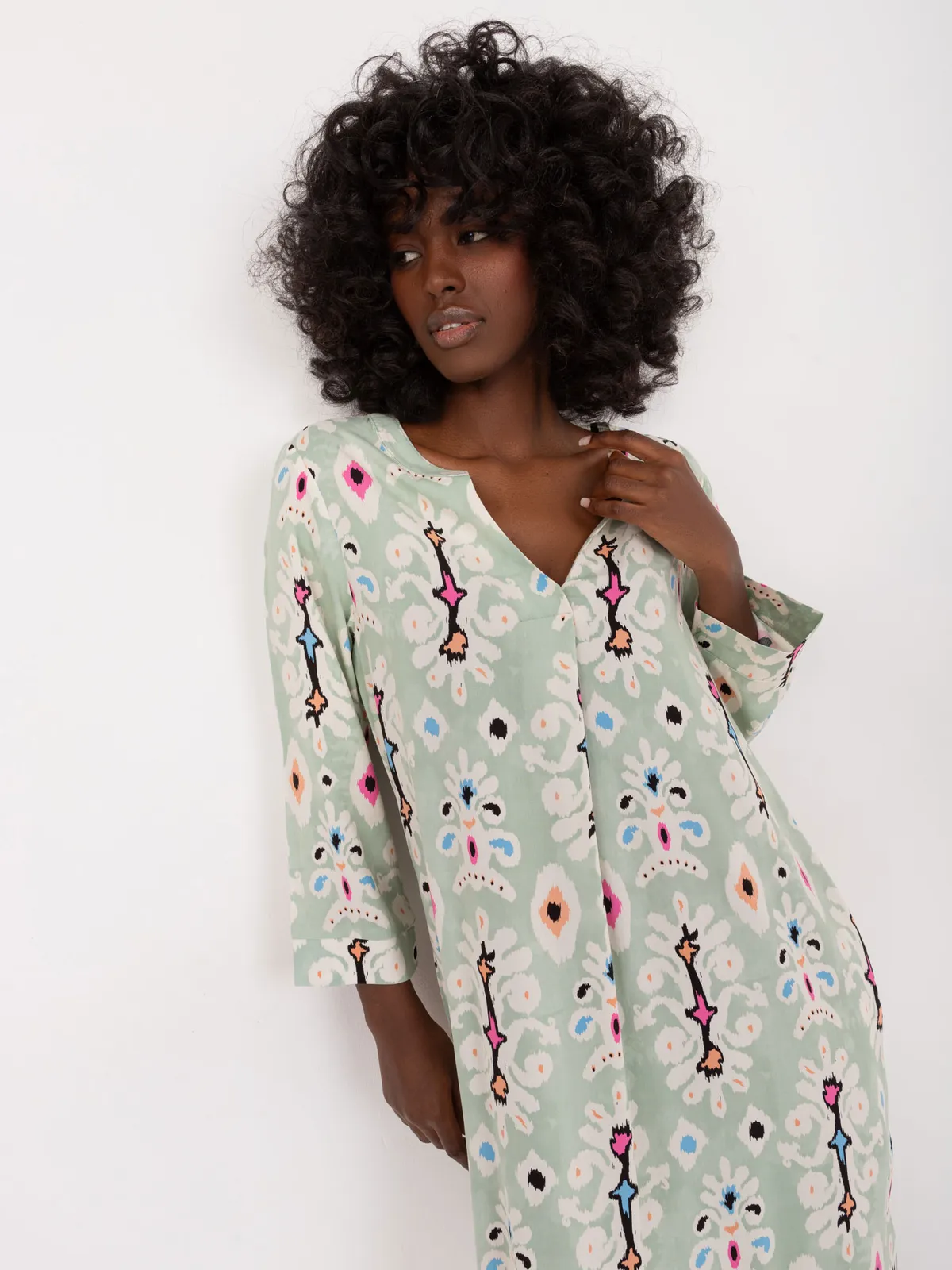 Sukienka o kroju tuniki z dekoltem V - zdjęcie 1