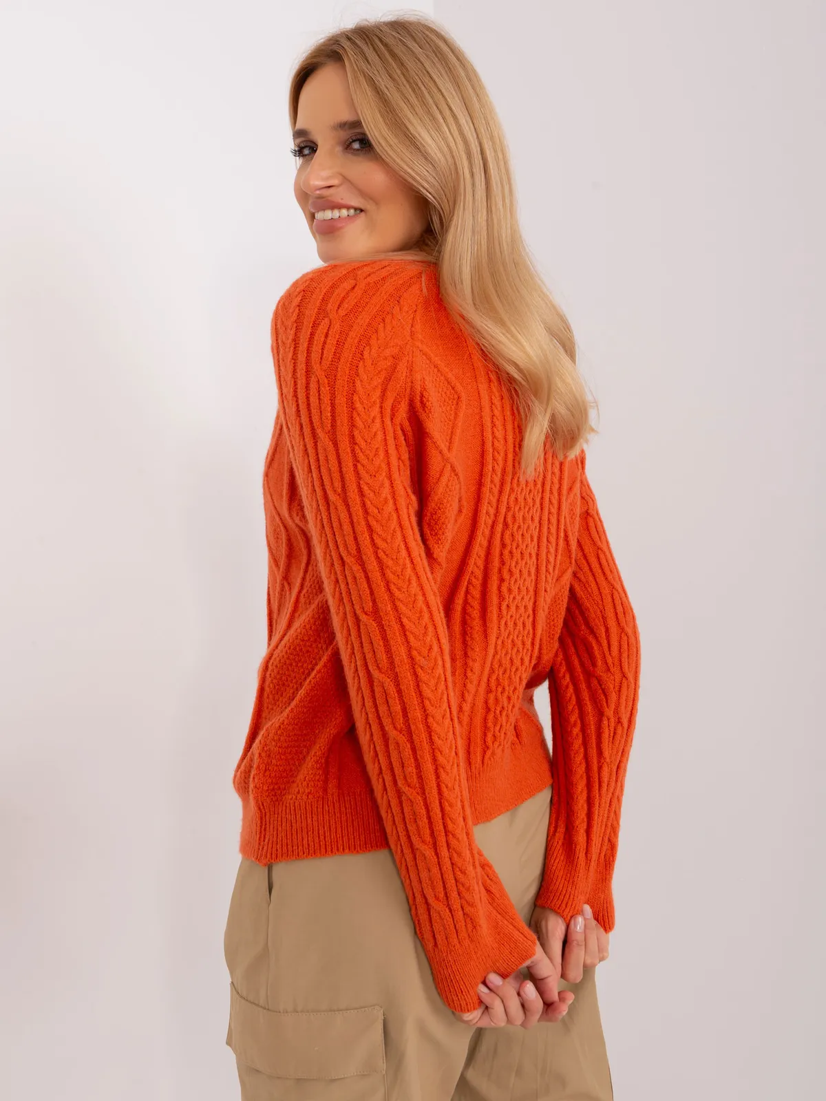 Koralowy damski sweter rozpinany w warkocze - zdjęcie 2