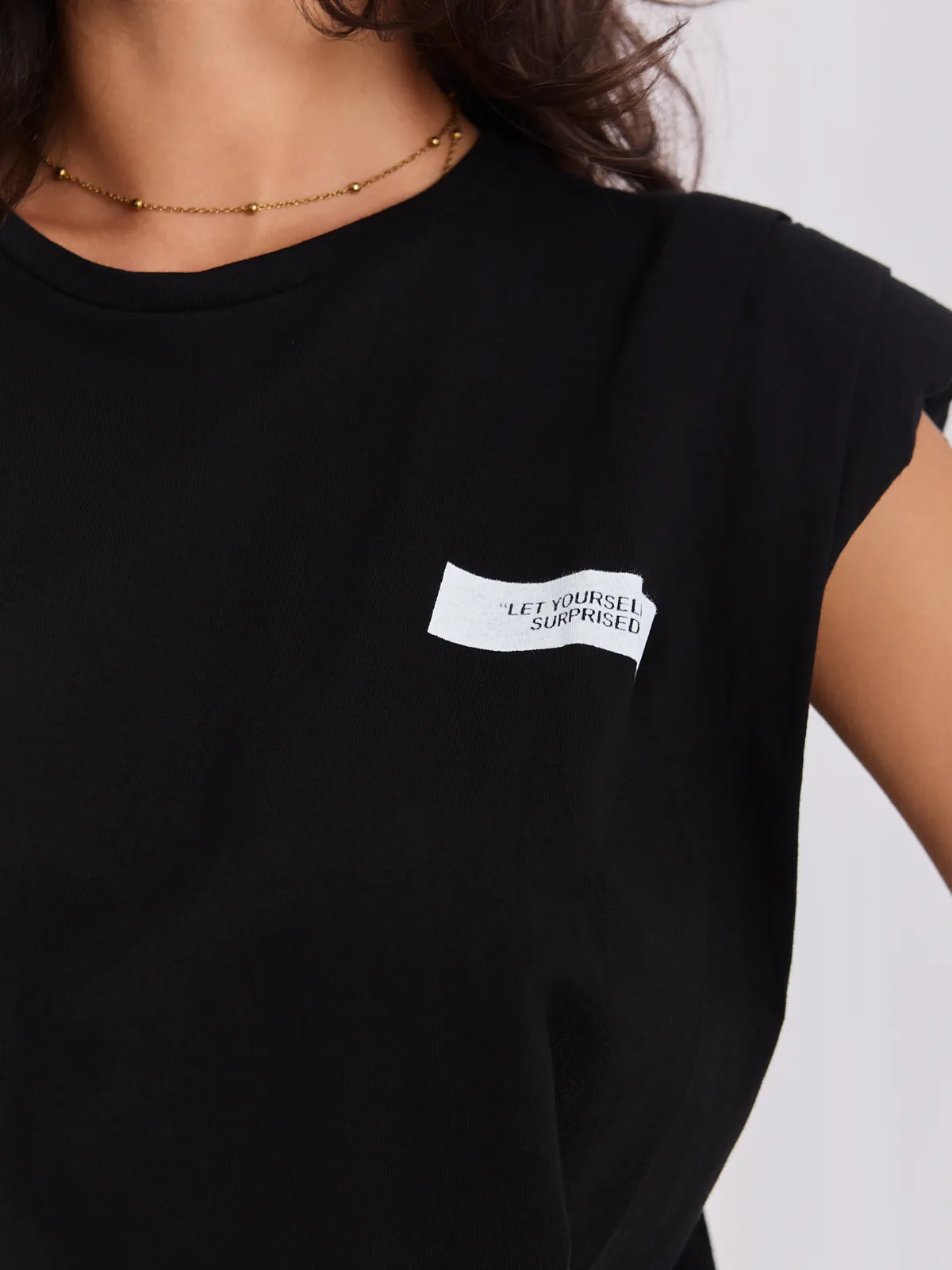 Czarny t-shirt damski z napisami - zdjęcie 6