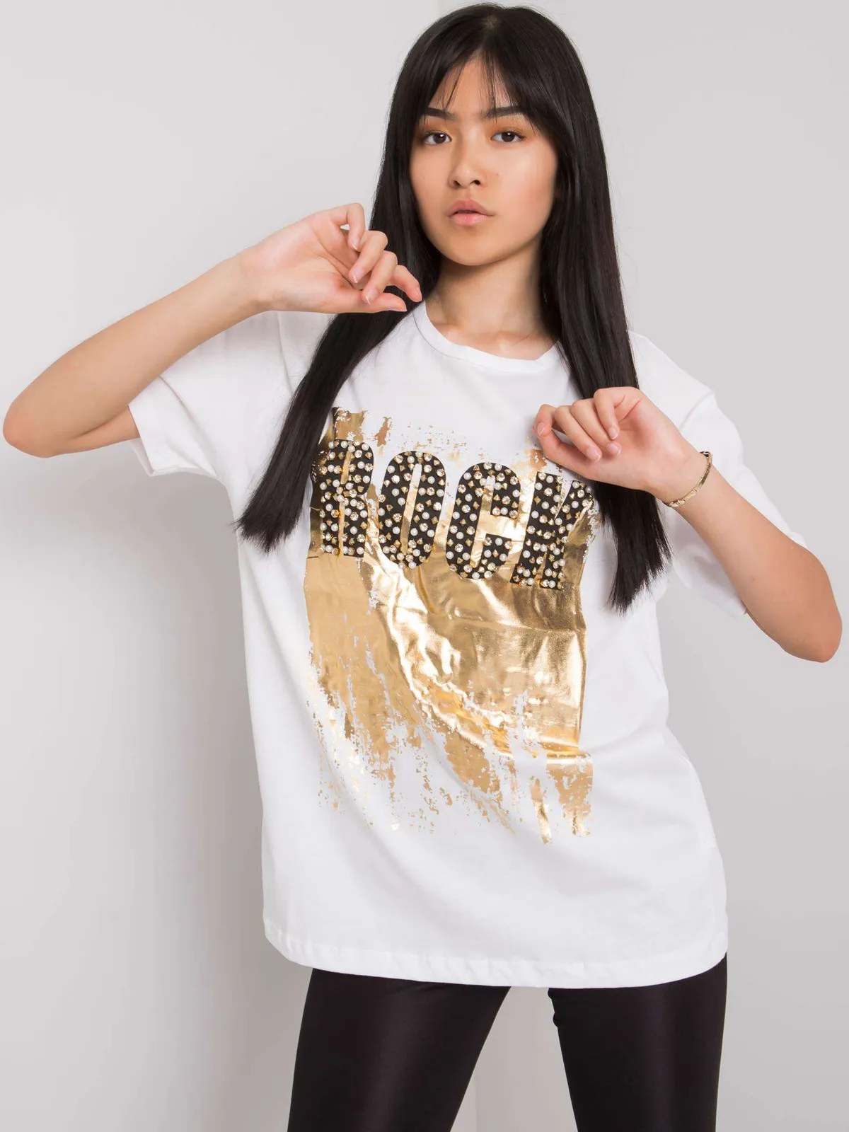 Czarny t-shirt z napisem i aplikacją - zdjęcie 3