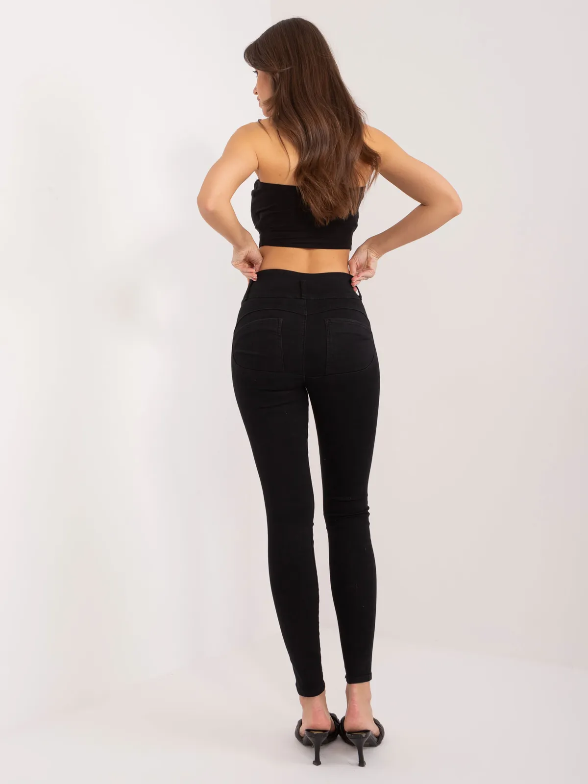 Czarne jeansowe rurki high waist - zdjęcie 3
