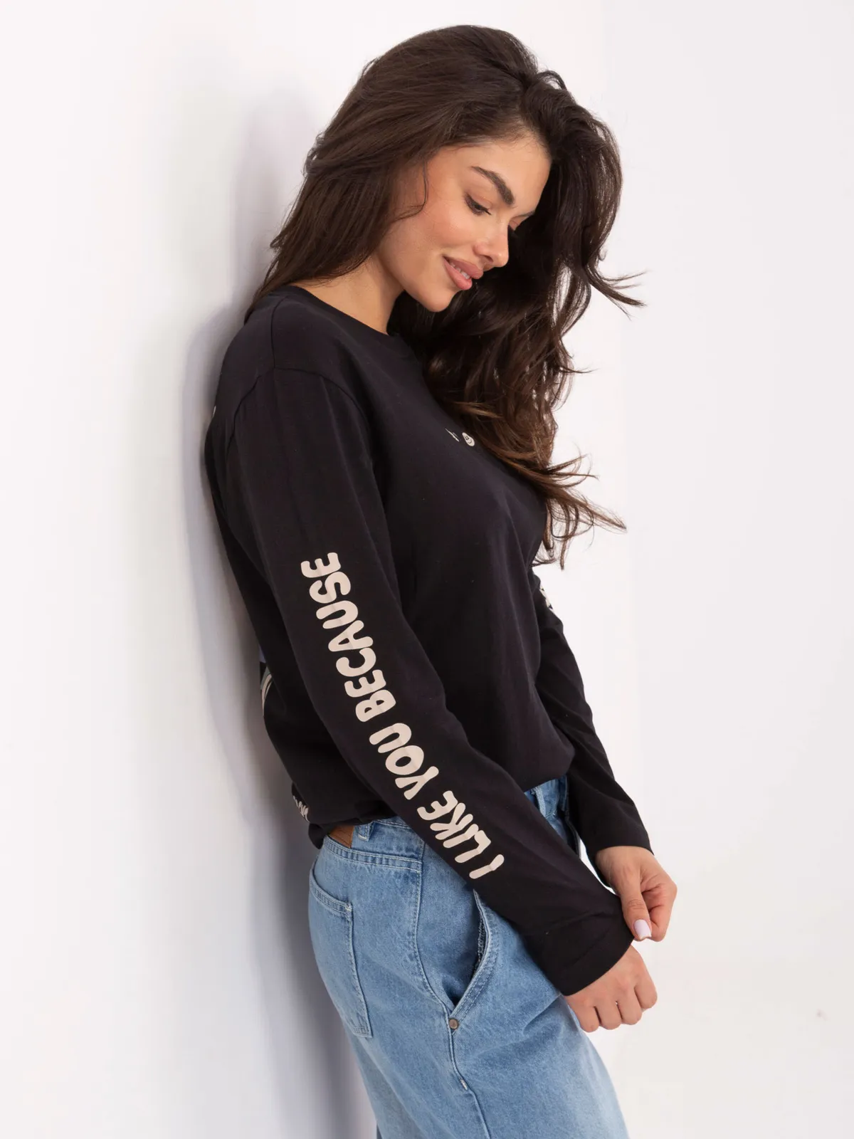 Longsleeve oversize z graficznym nadrukiem na plecach - zdjęcie 2