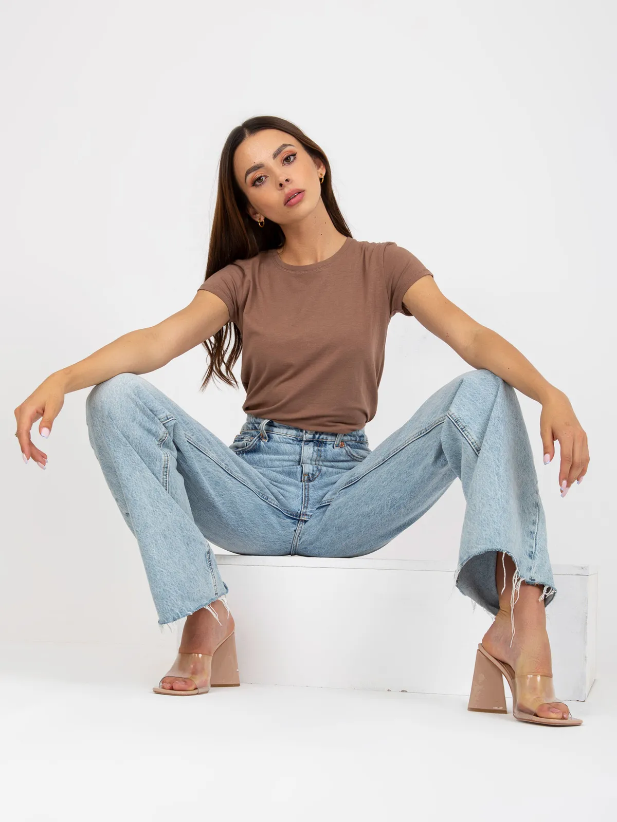 Brązowy t-shirt basic z okrągłym dekoltem - zdjęcie 3