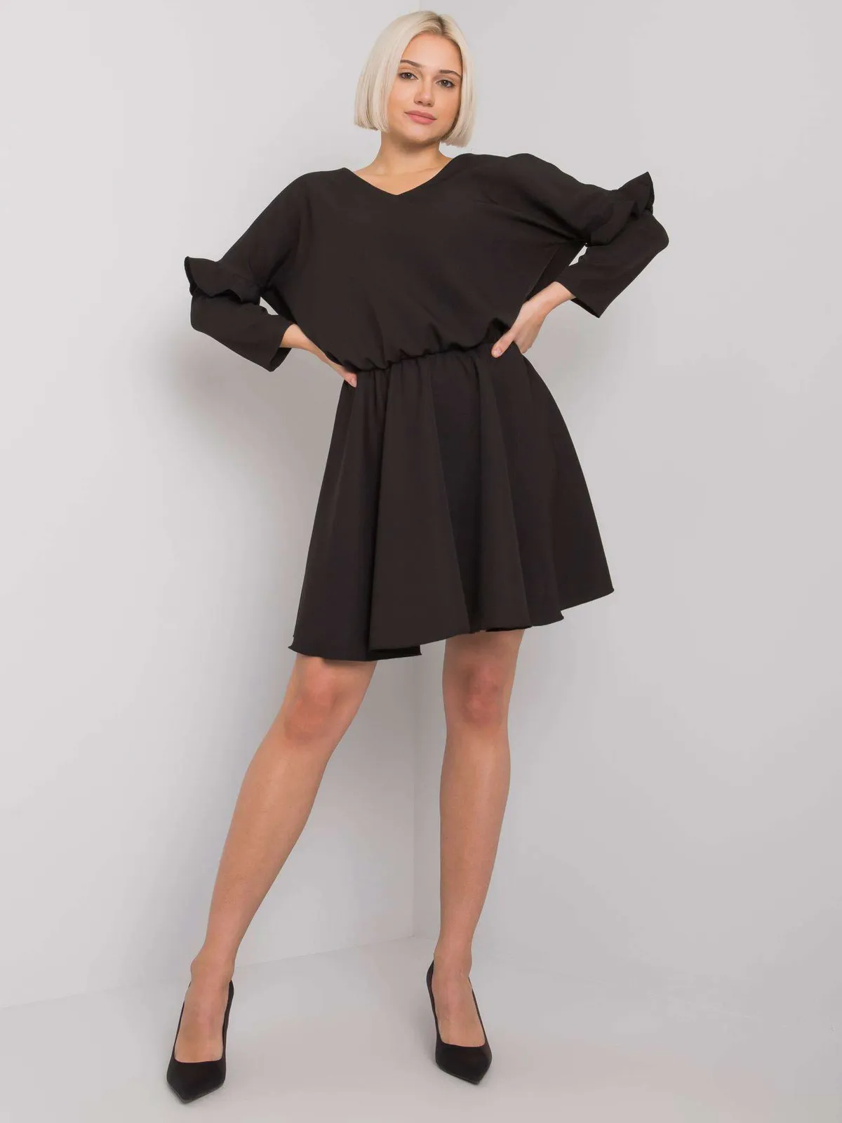 Rozkloszowana sukienka z dekoltem i falbankami - zdjęcie 1