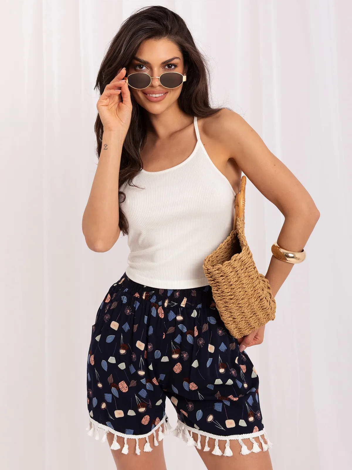 Białe szorty plus size we wzory - zdjęcie 2