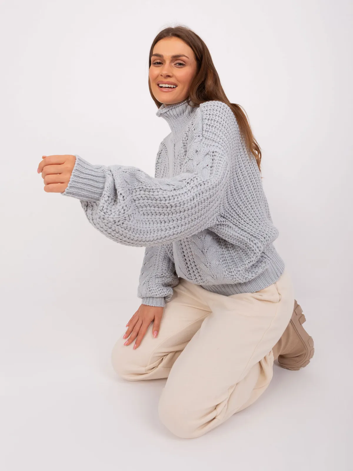 Ecru damski sweter oversize z warkoczami - zdjęcie 3
