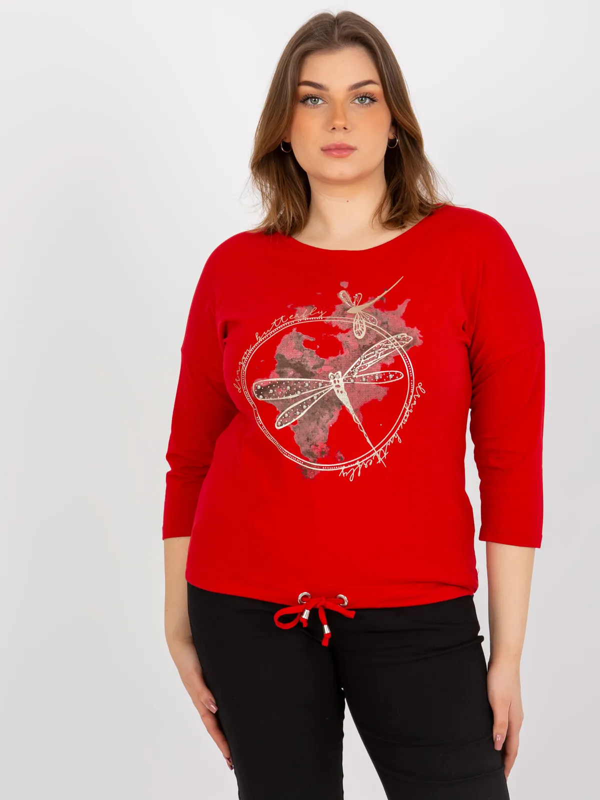 Czerwona bluzka plus size z rękawem 3/4 i nadrukiem - zdjęcie 2