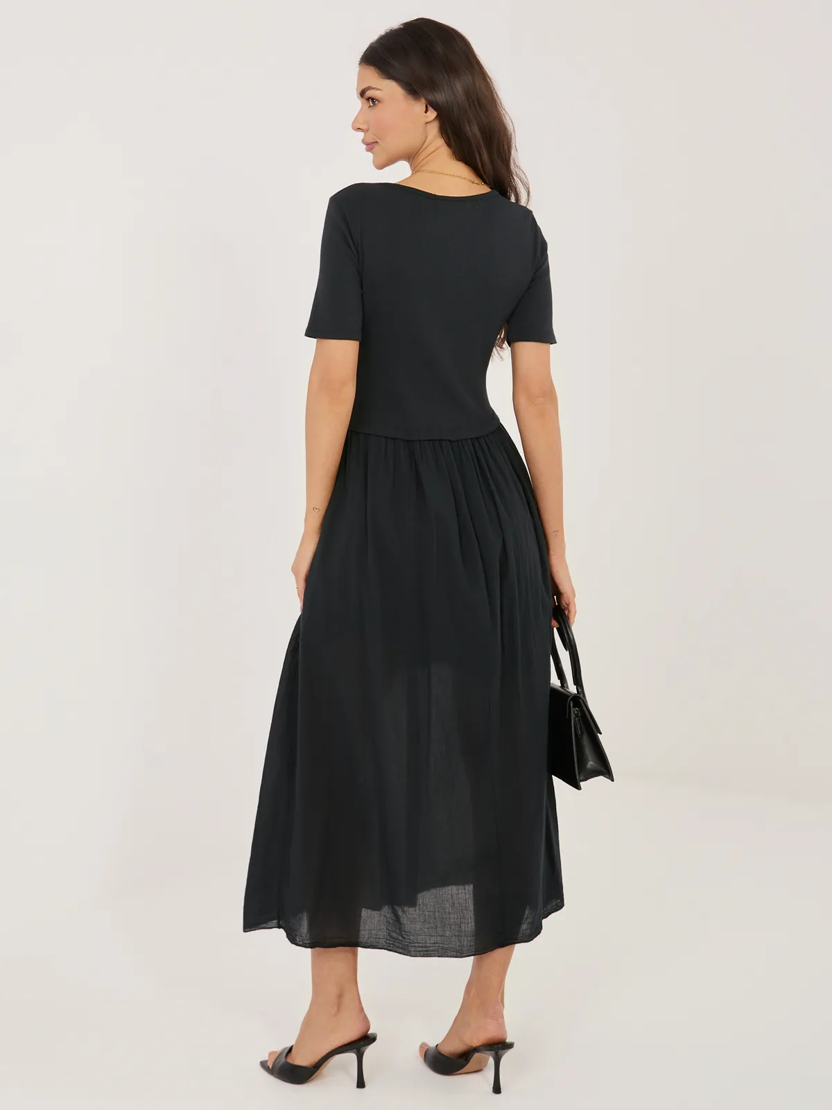 Kobieca sukienka midi z dopasowaną górą - zdjęcie 1