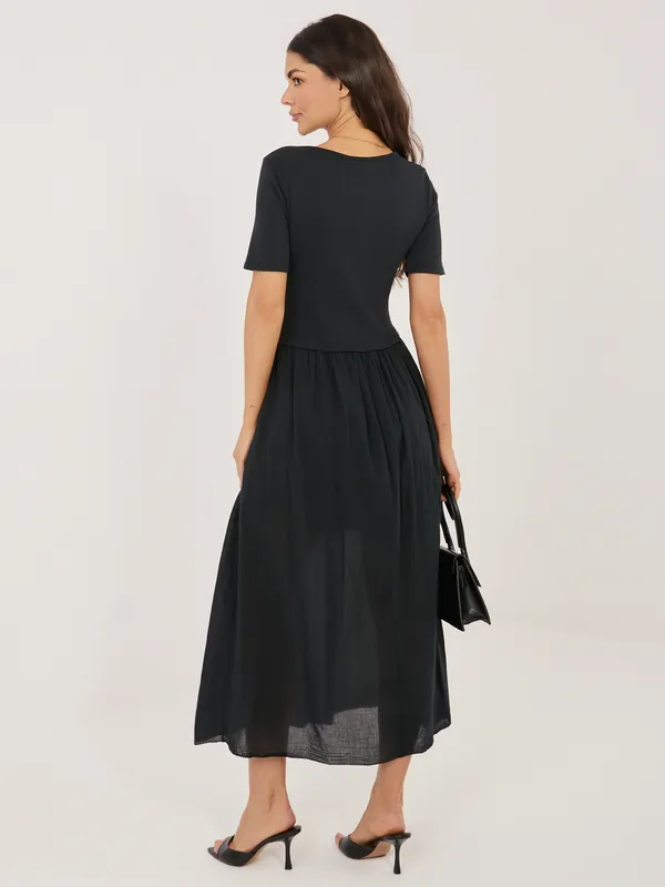 Kobieca sukienka midi z dopasowaną górą