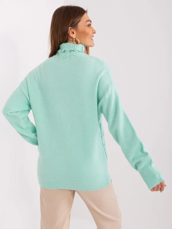 Oversize sweter z golfem i warkoczowym splotem