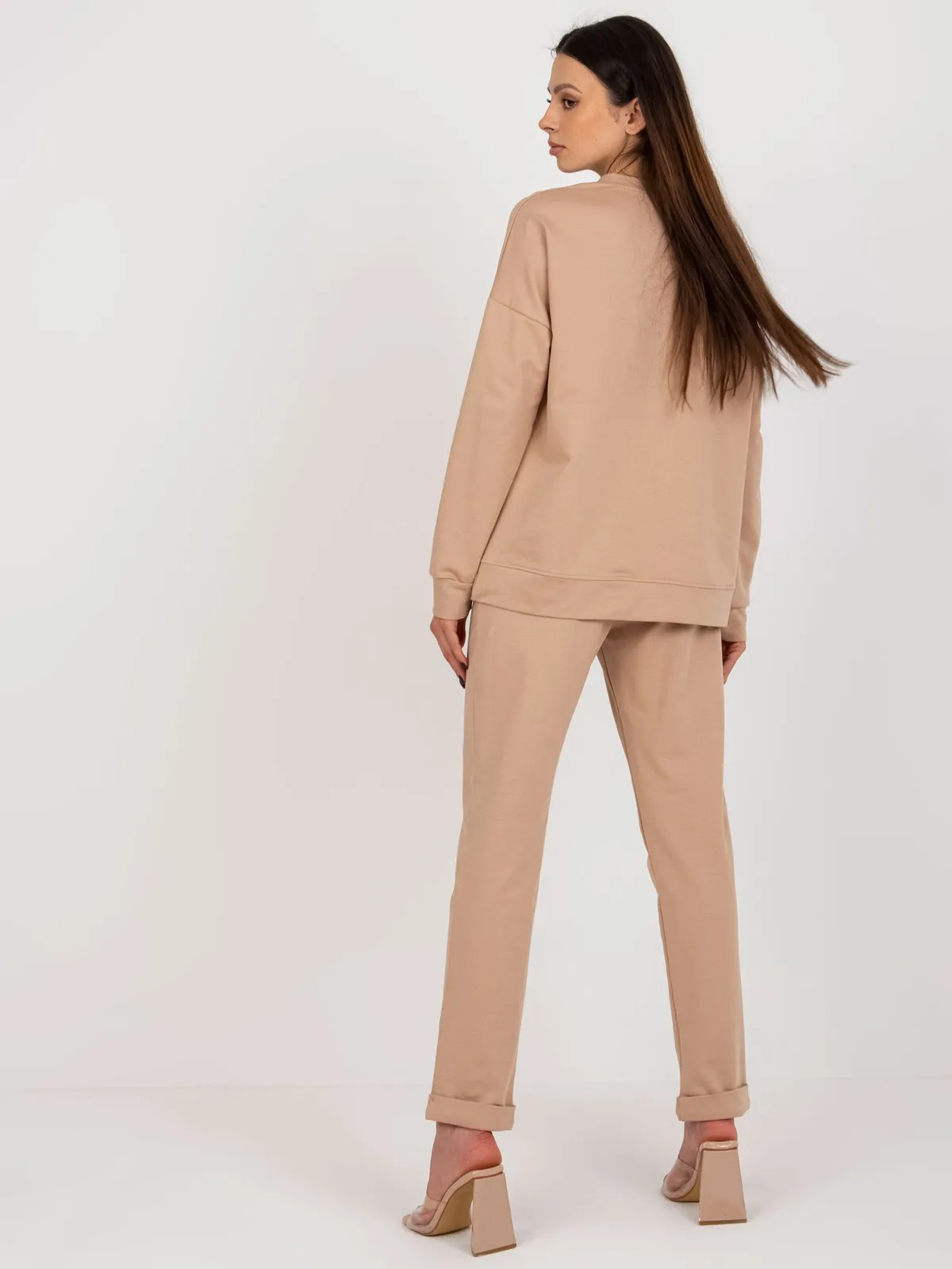 Camelowy komplet casualowy z bluzą - zdjęcie 5