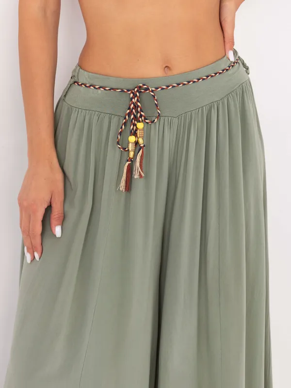 Luźne spodnie palazzo w stylu boho z paskiem