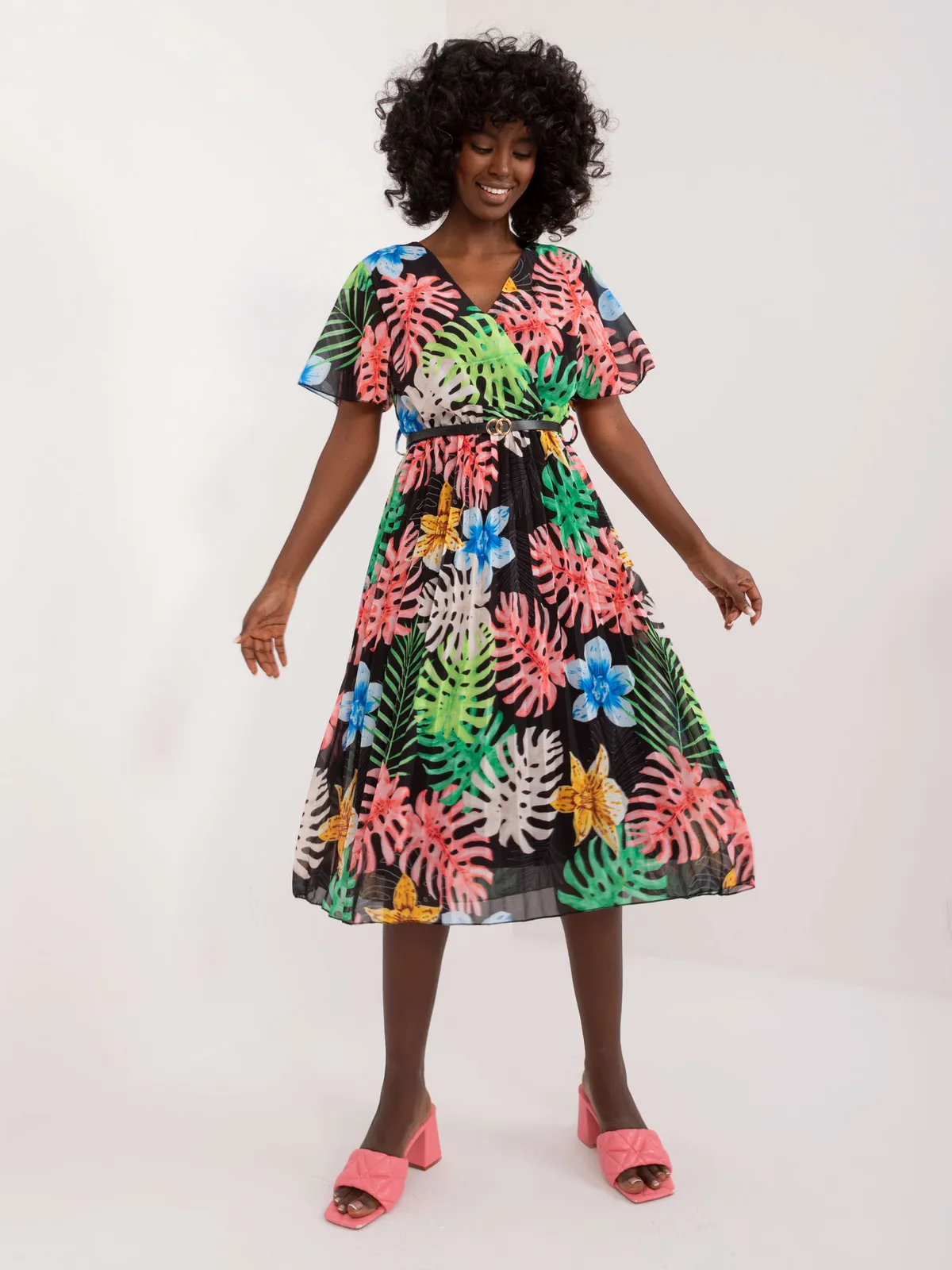 Rozkloszowana sukienka midi z kopertowym dekoltem i paskiem - zdjęcie 1