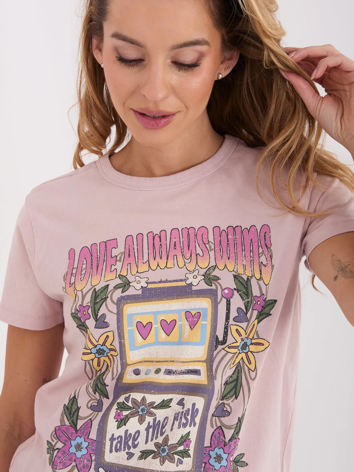 T-shirt z printem w stylu retro - zdjęcie 3