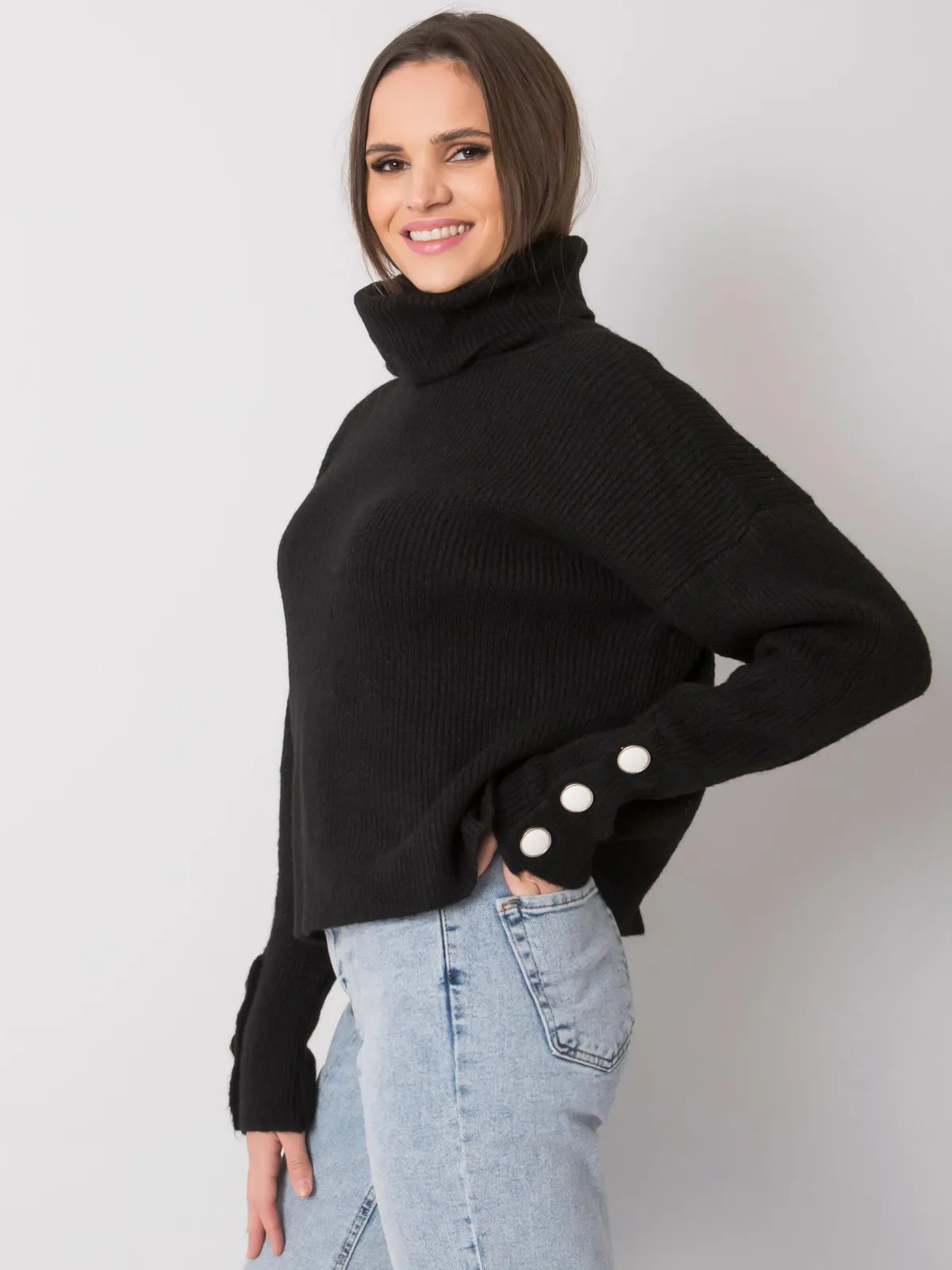 Klasyczny sweter z golfem i zdobnymi guzikami - zdjęcie 1