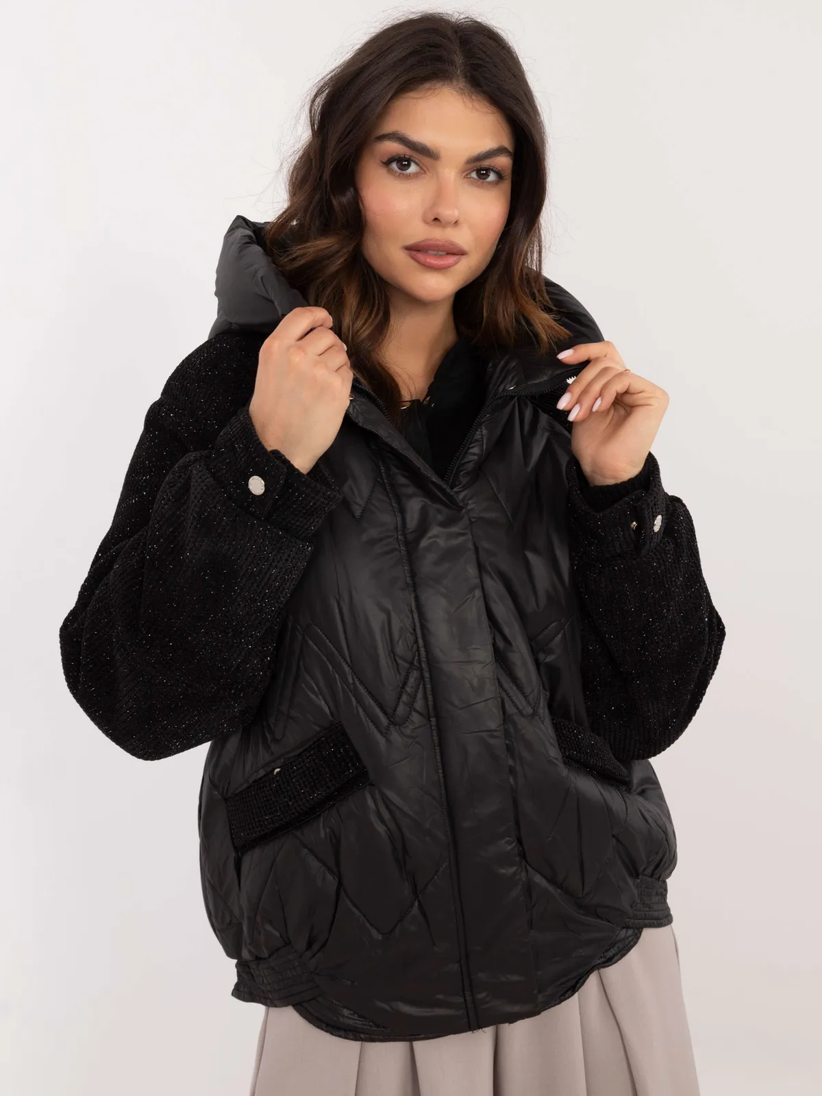 Pikowana kurtka hybrydowa z kapturem typu oversize - zdjęcie 1