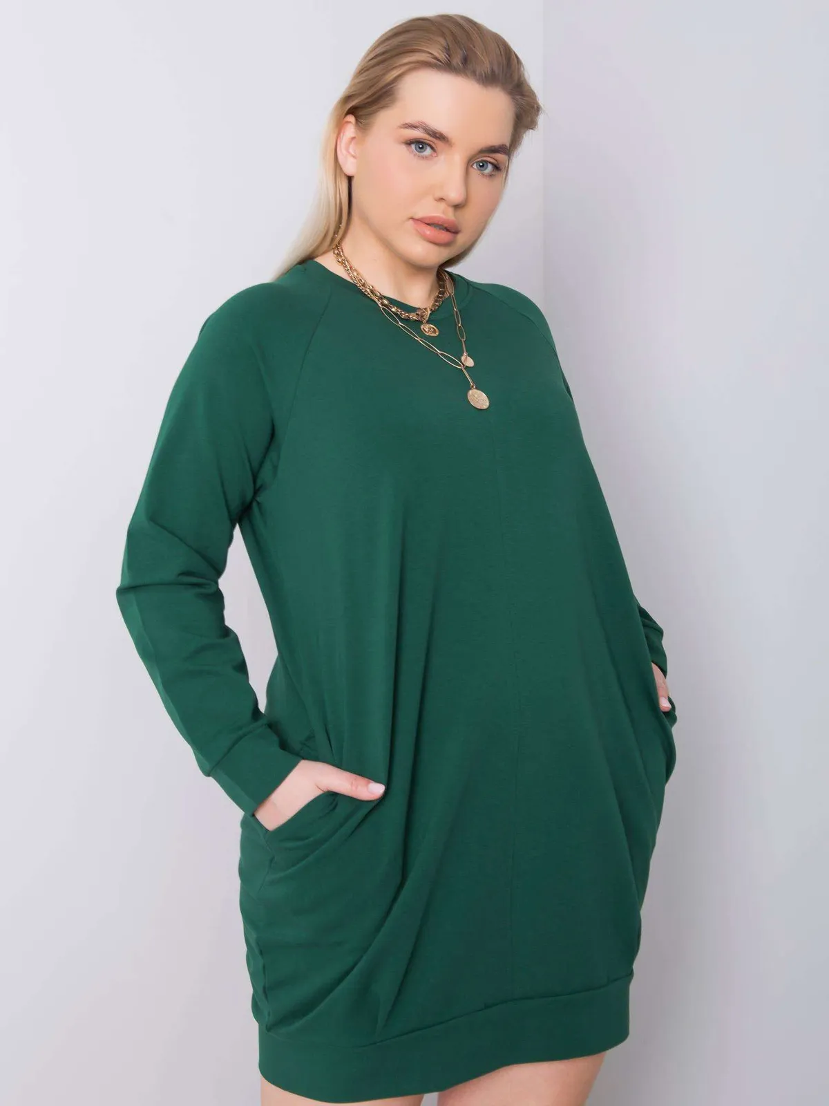 Ciemnozielona sukienka plus size z długim rękawem - zdjęcie 3