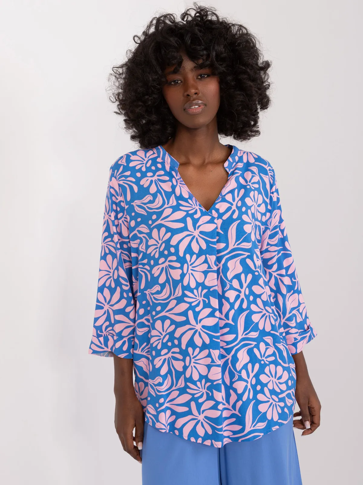 Luźna bluzka z dekoltem w serek o kroju oversize - zdjęcie 1