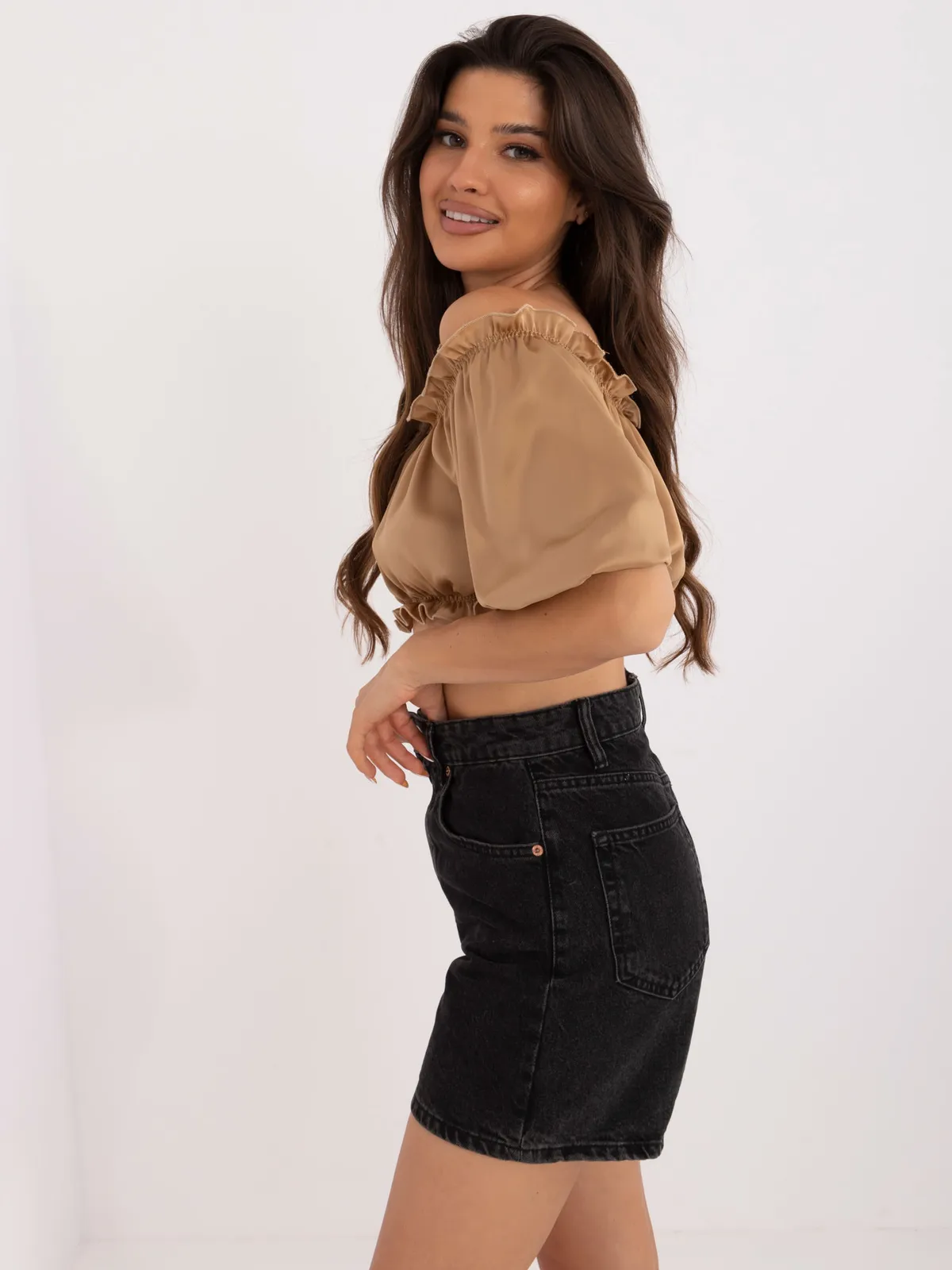 Krótki crop top hiszpanka z falbankami - zdjęcie 1