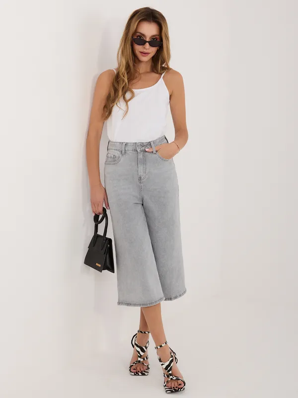 Minimalistyczny top na cienkich ramiączkach do stylizacji casual