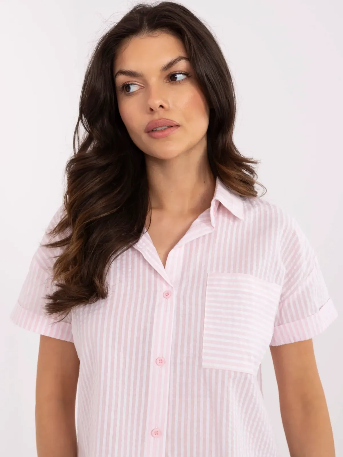 Krótka koszula w paski o kroju crop - zdjęcie 1