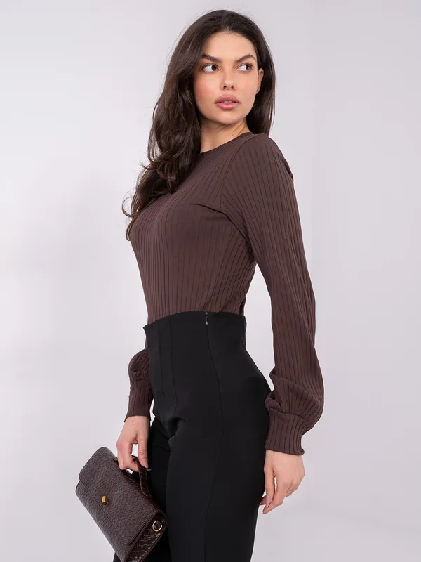 Prążkowana bluzka z bufiastymi rękawami i naszywką