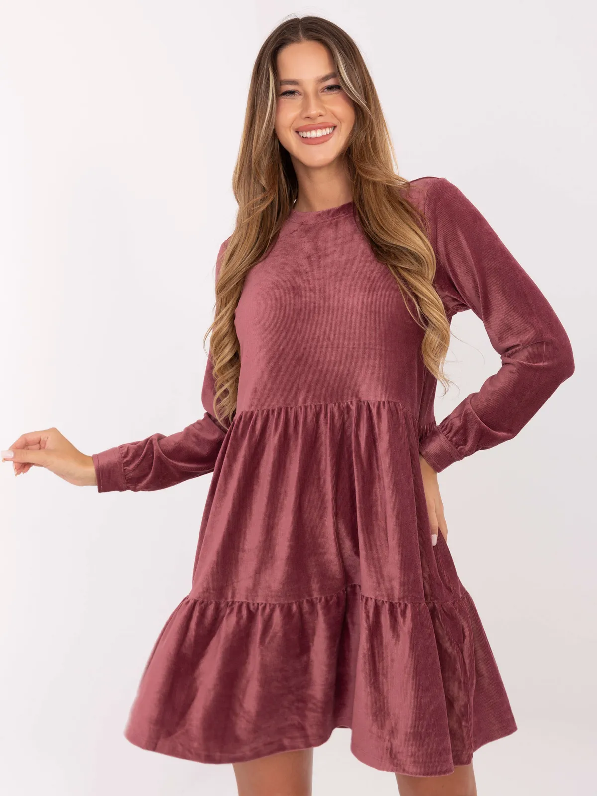Sukienka mini o kroju oversize z falbanami - zdjęcie 3