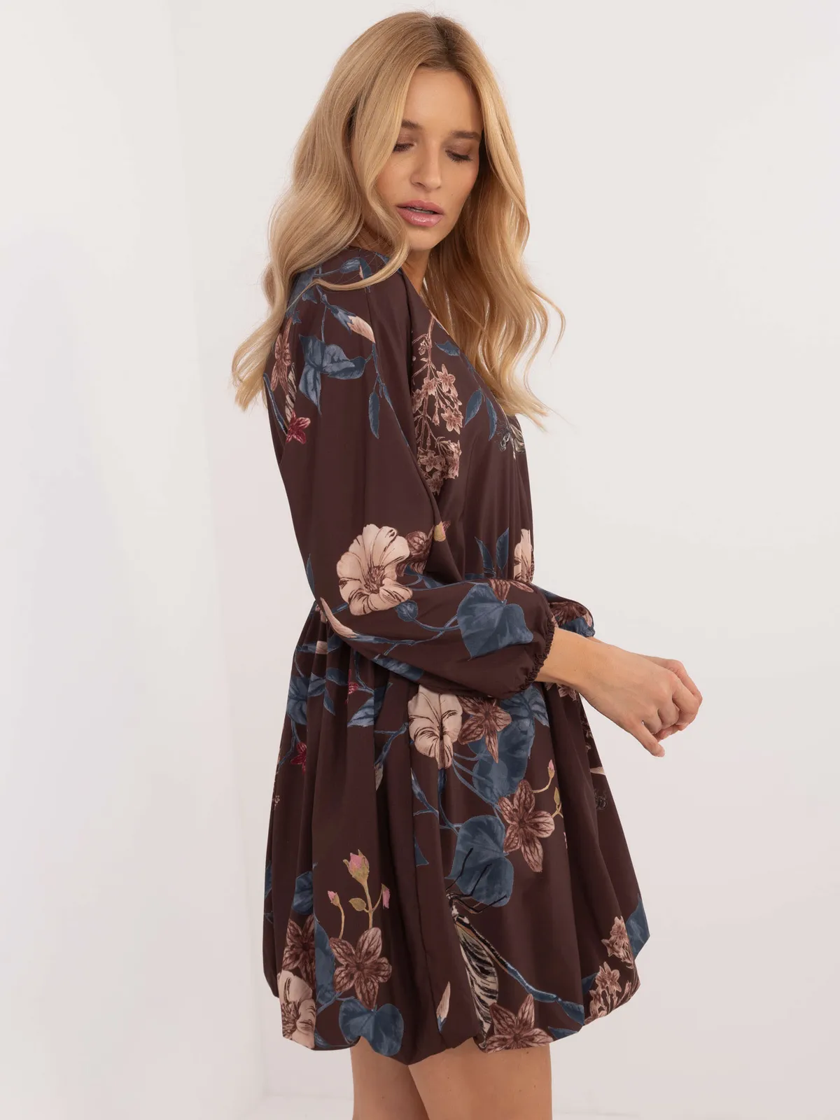 Sukienka mini z dekoltem w serek - zdjęcie 1