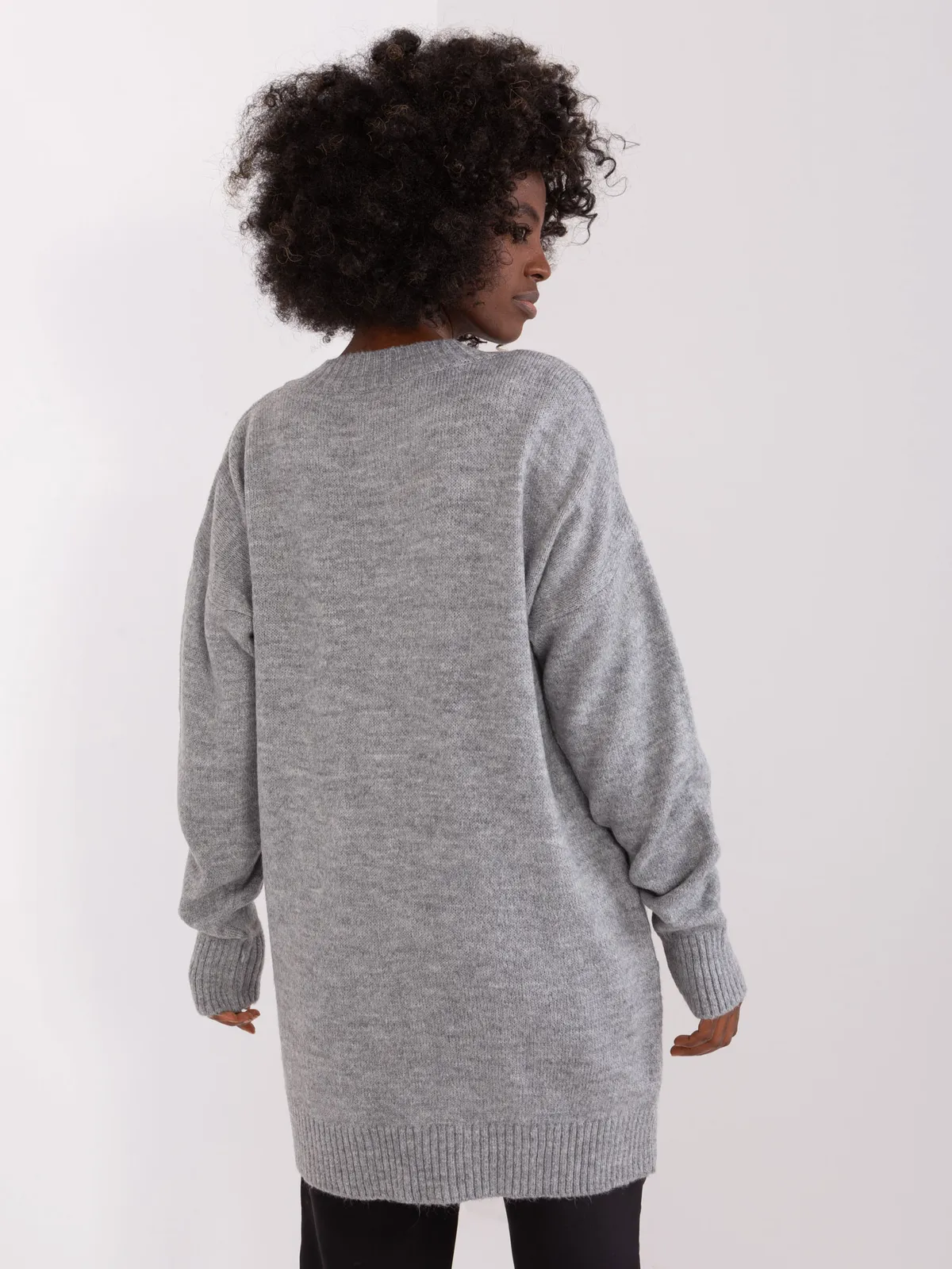 Długi sweter oversize z dekoltem w serek - zdjęcie 1