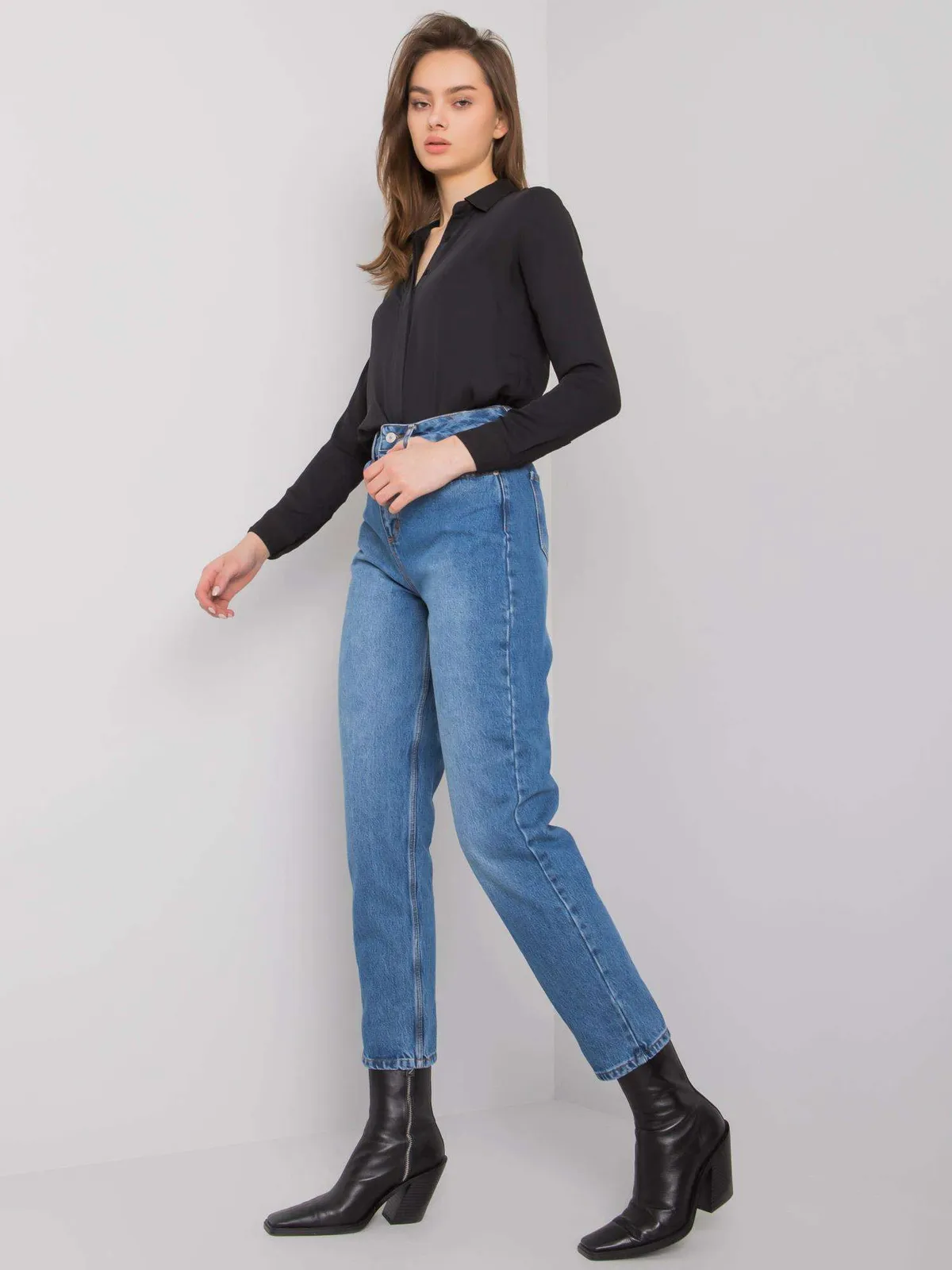 Niebieskie spodnie jeansowe mom fit - zdjęcie 2