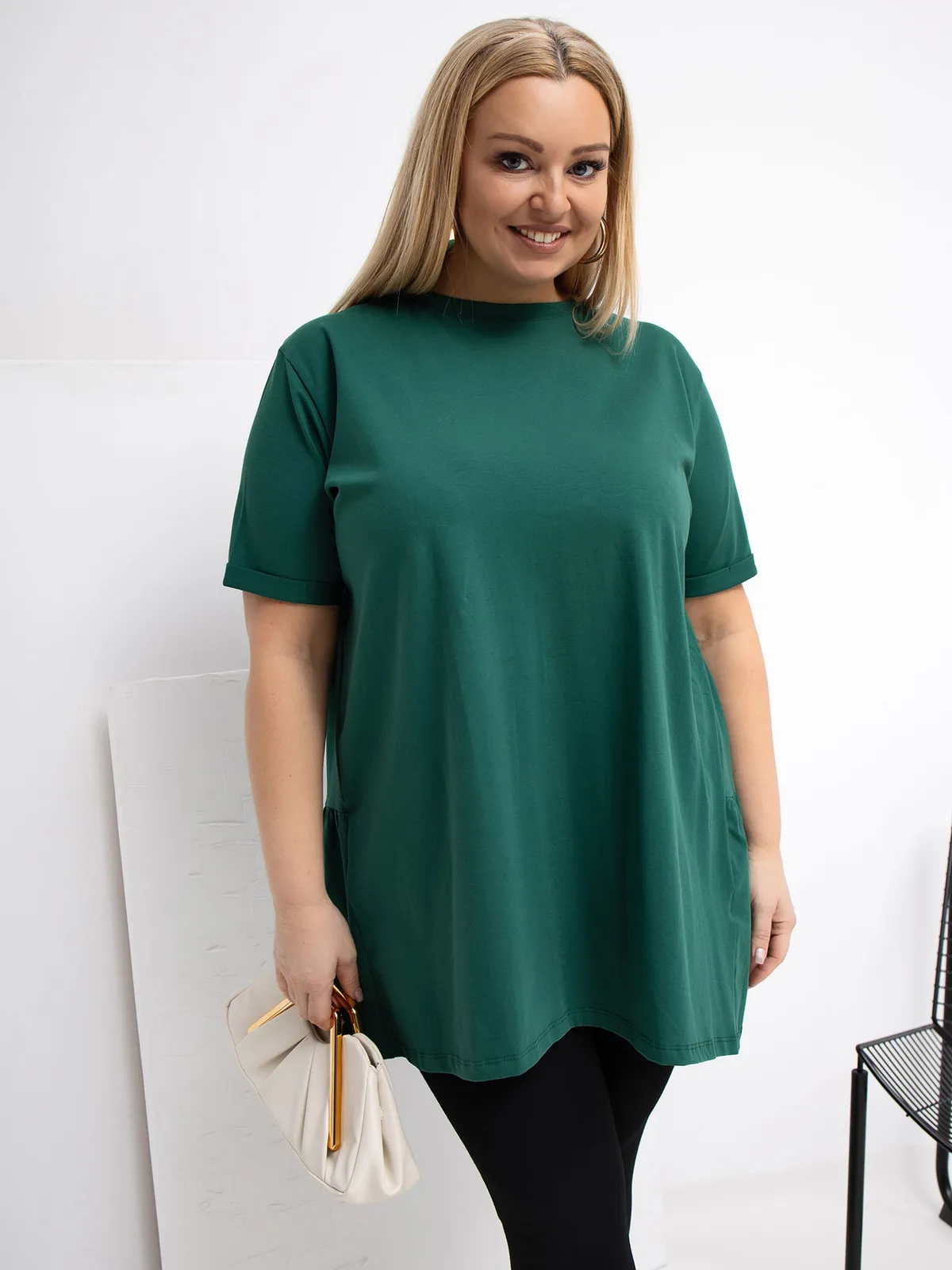 Khaki długa bluzka plus size basic z falbaną - zdjęcie 3