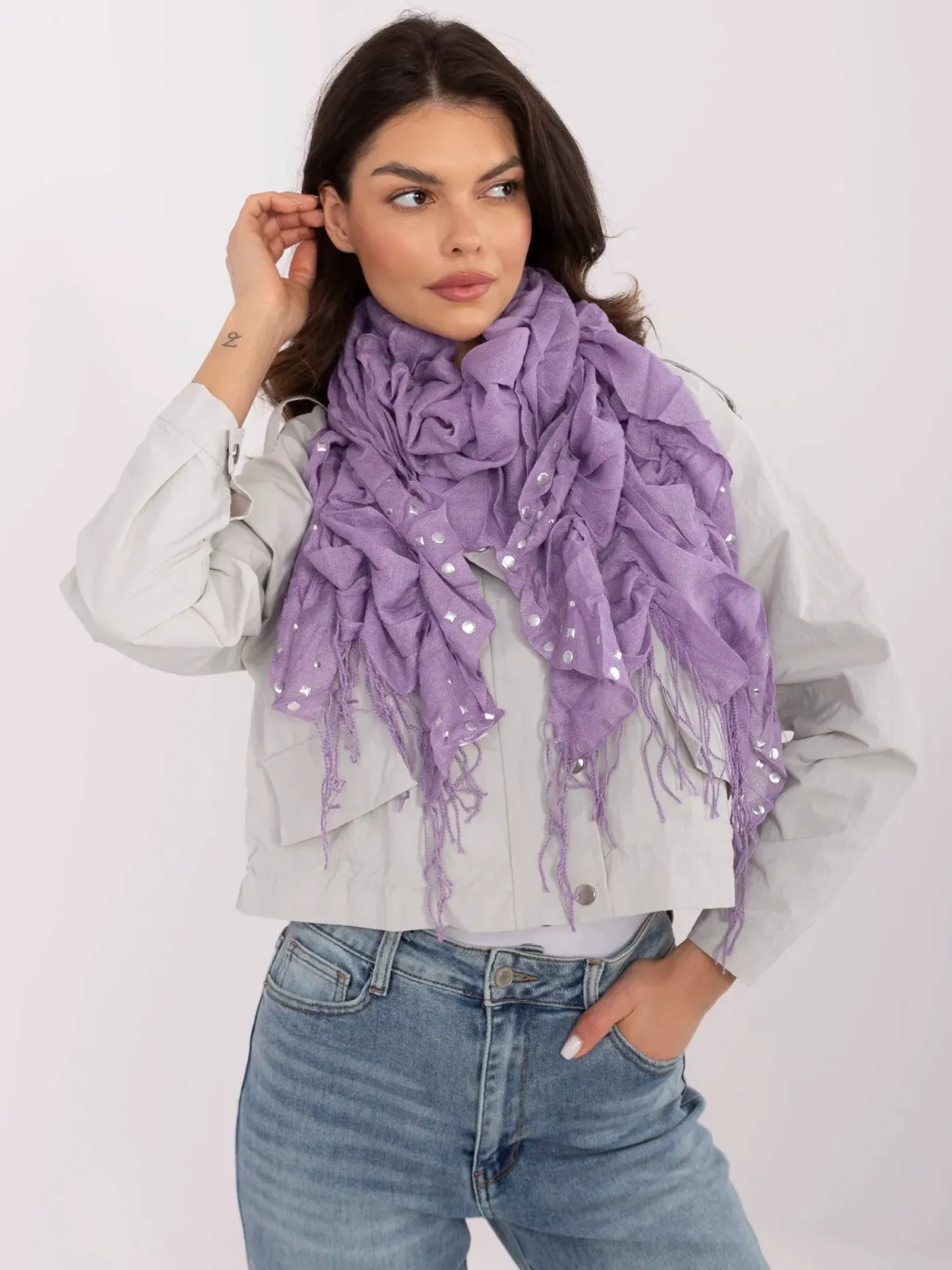 Chusta z ozdobnymi dżetami i frędzlami - zdjęcie 1