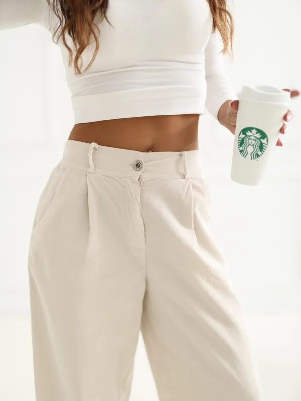 Wizytowe spodnie o kroju typu carrot