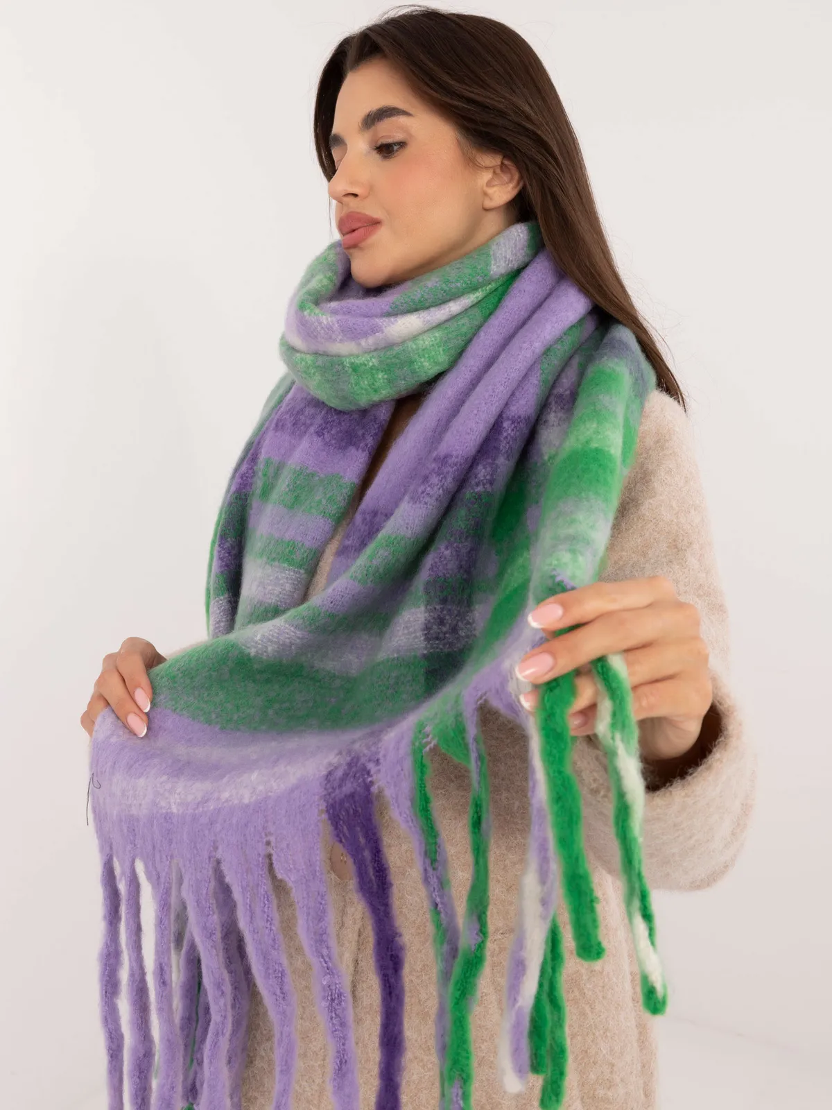 Oversize szal w kratę z długimi frędzlami - zdjęcie 1