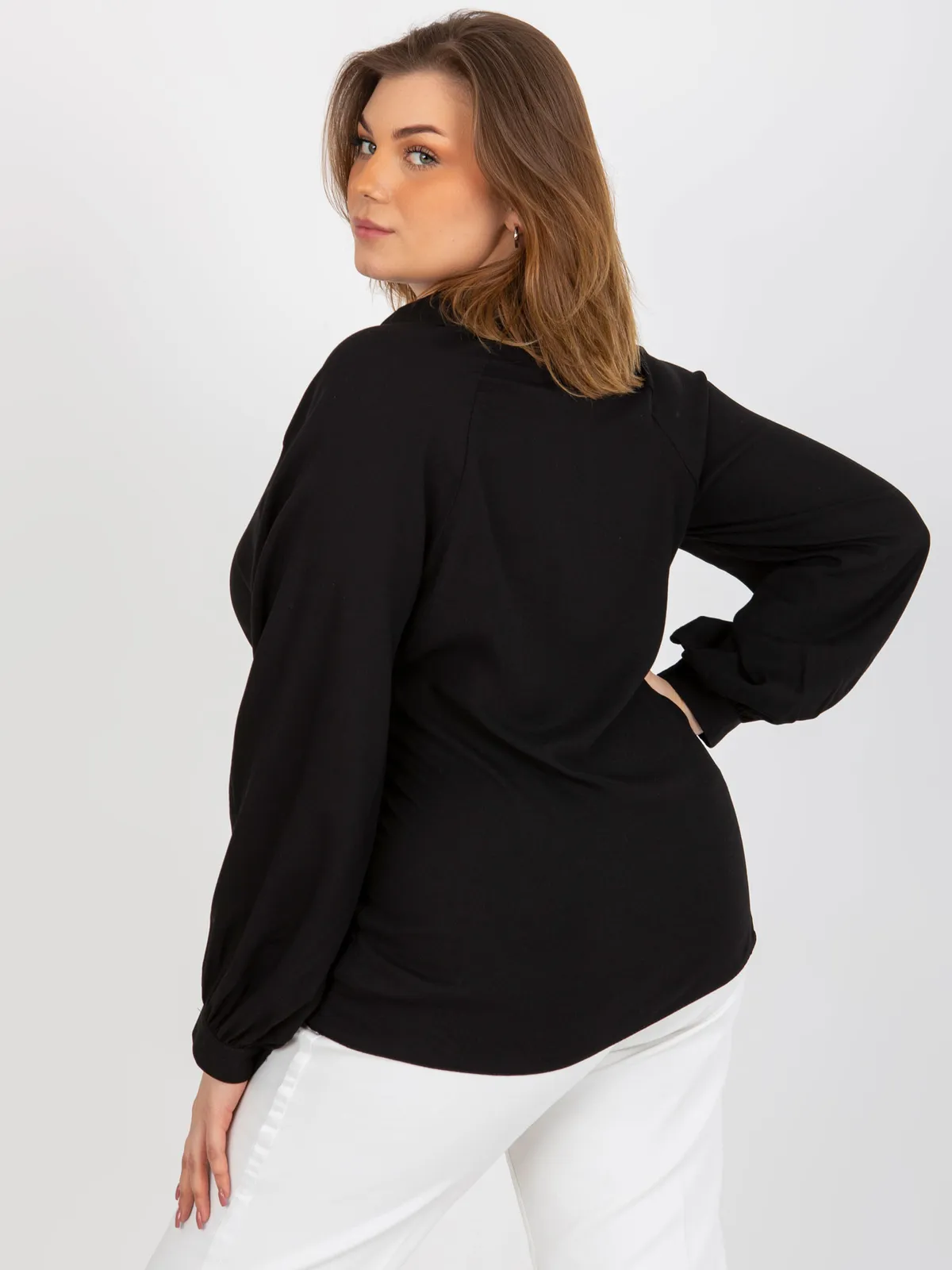 Czarna koszulowa bluzka plus size z wiskozy - zdjęcie 3