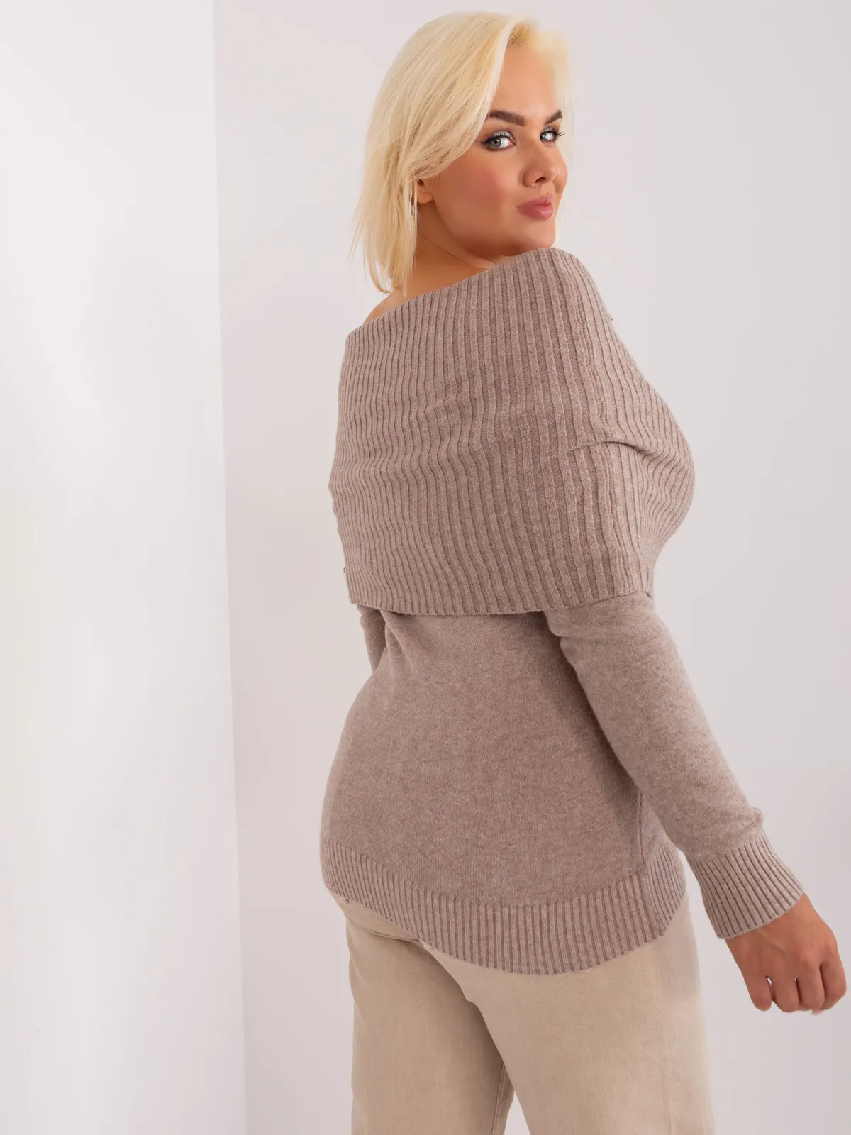 Czarny damski sweter plus size z wiskozą - zdjęcie 5