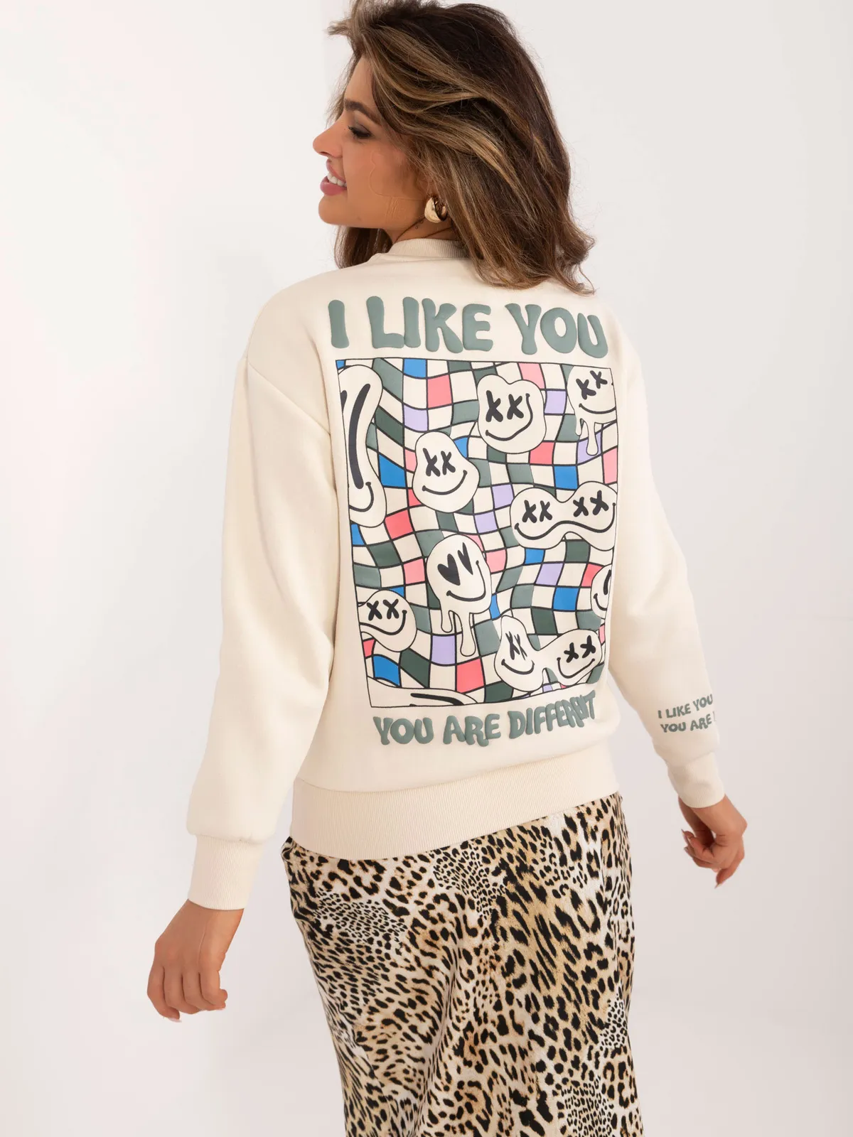 Bluza oversize z graficznym nadrukiem w stylu retro - zdjęcie 3