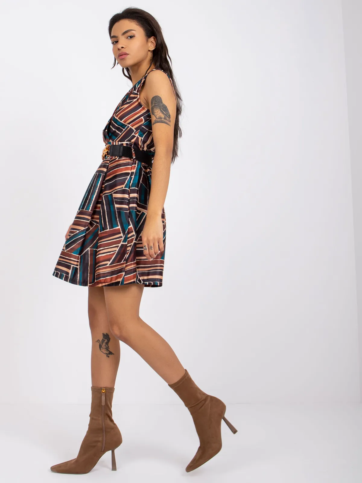 Rozkloszowana sukienka mini z dekoracyjnym paskiem - zdjęcie 1