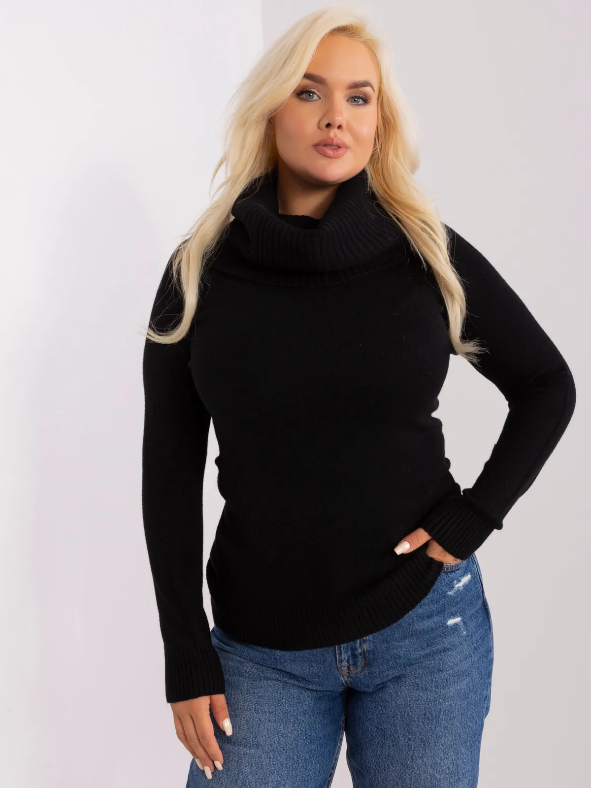 Czarny damski sweter plus size z wiskozą - zdjęcie 5