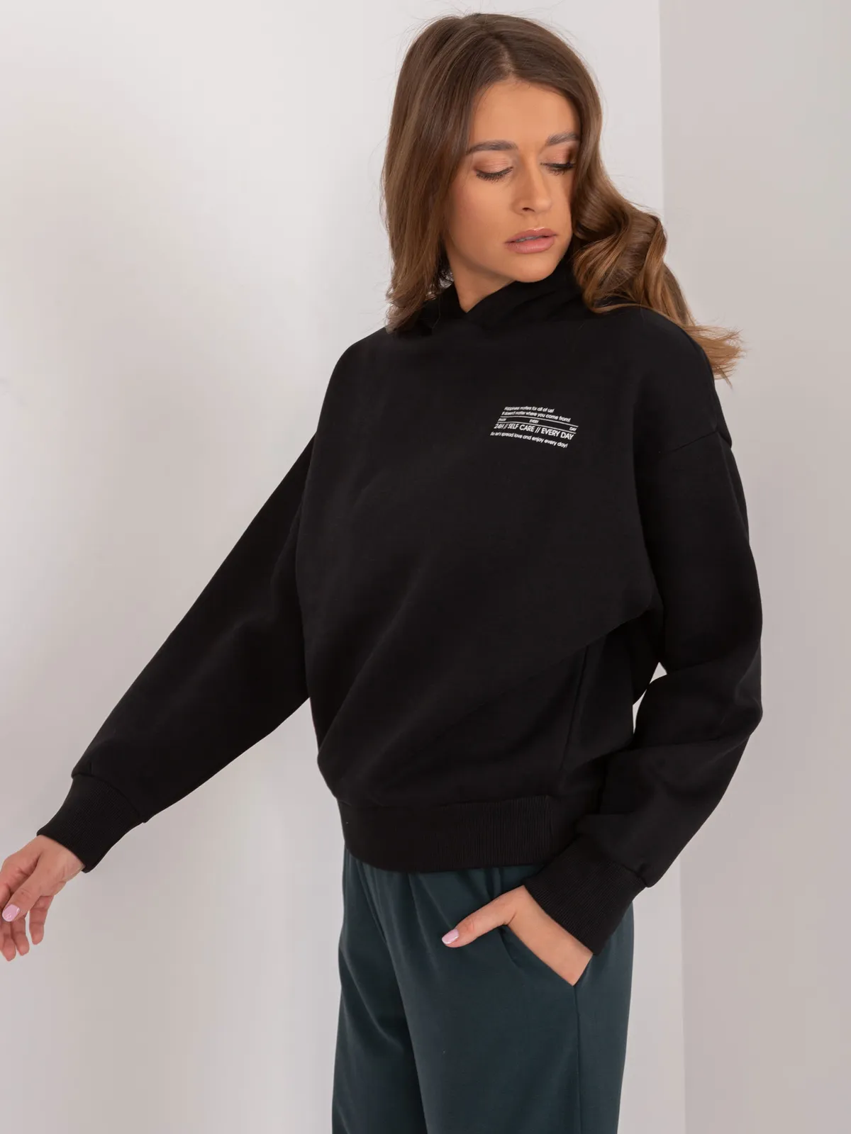 Bluza oversize z kapturem i napisem - zdjęcie 4