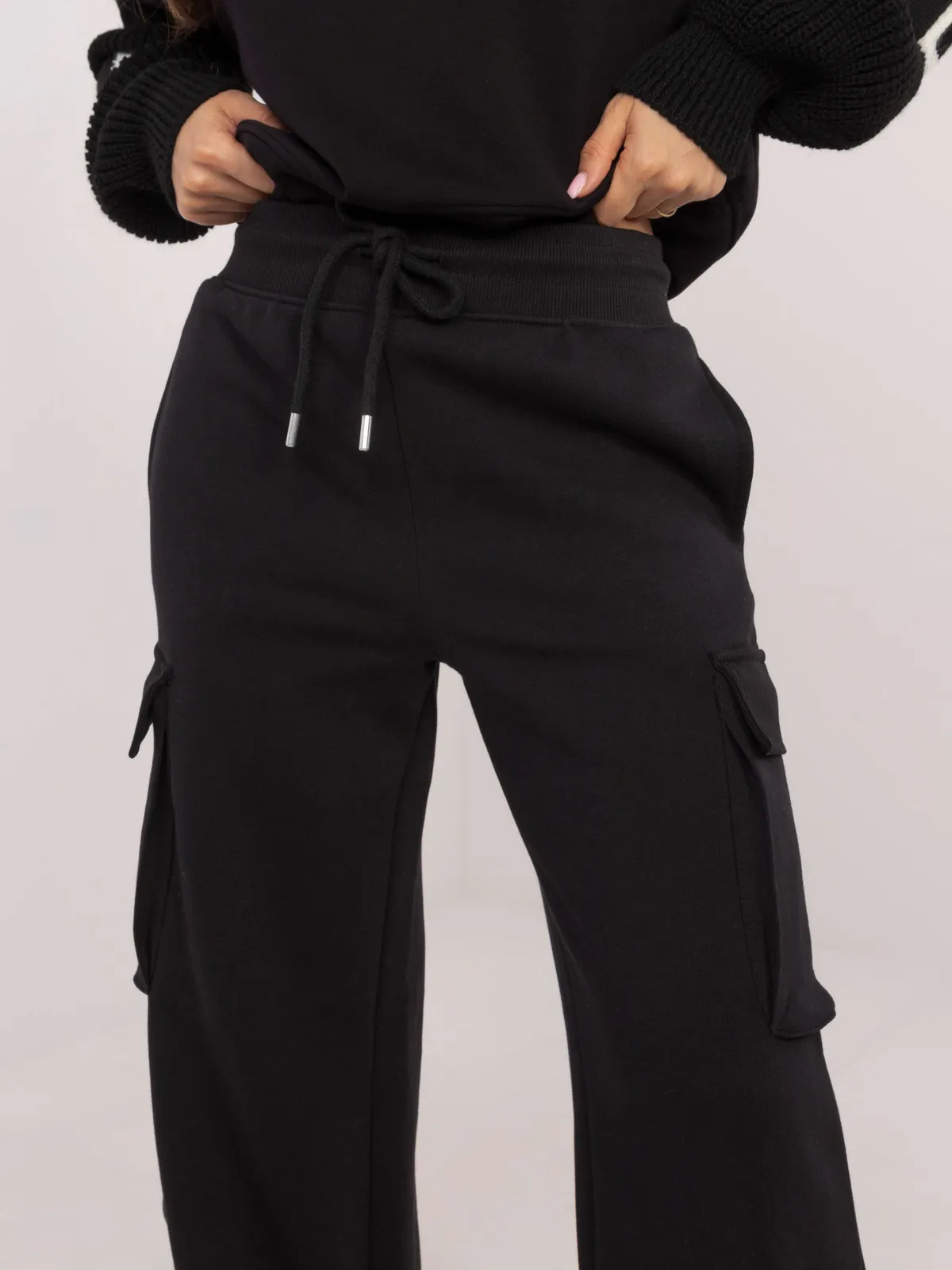 Wygodne spodnie typu cargo z szerokimi nogawkami - zdjęcie 1